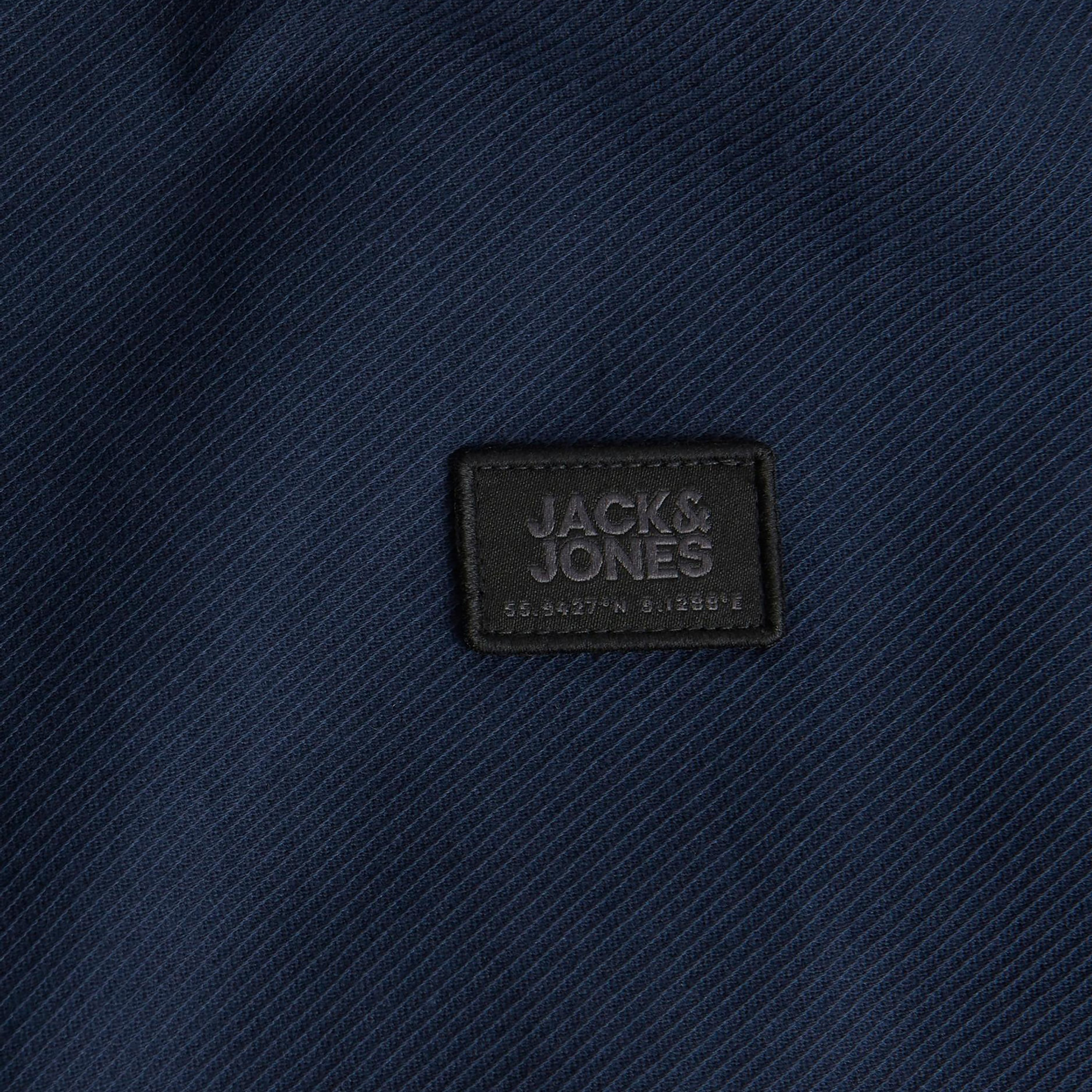  تي شيرت من جاك آند جونز بأكمام طويلة وبطبعة لوجو و ياقة مستديرة-men-clothing-tshirtsandpolos-tshirts-image-3