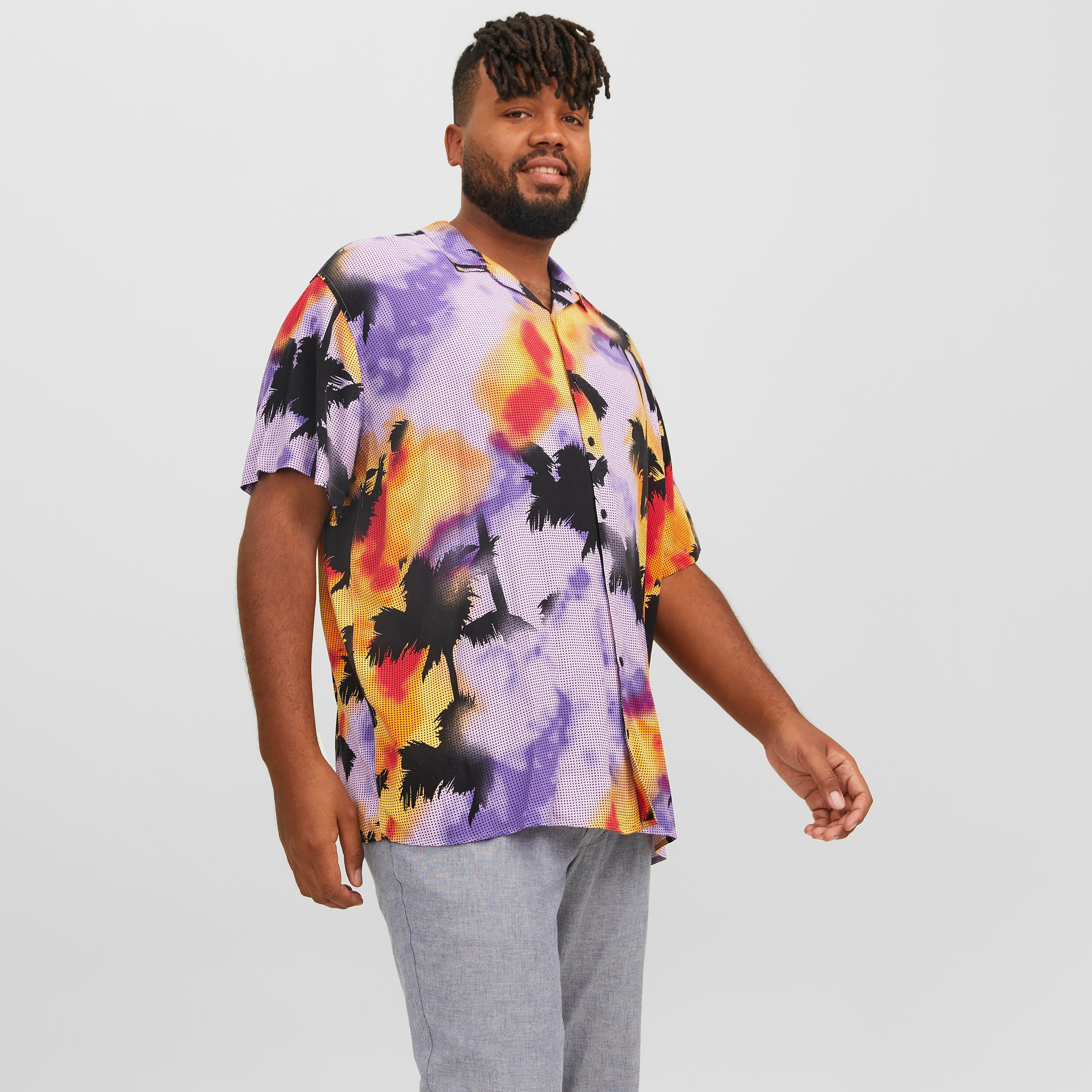 قميص كاجوال من جاك آند جونز بياقة كوبية وأكمام قصيرة مع طباعة استوائية بحجم كبير -men-clothing-tshirtsandpolos-tshirts-image-1