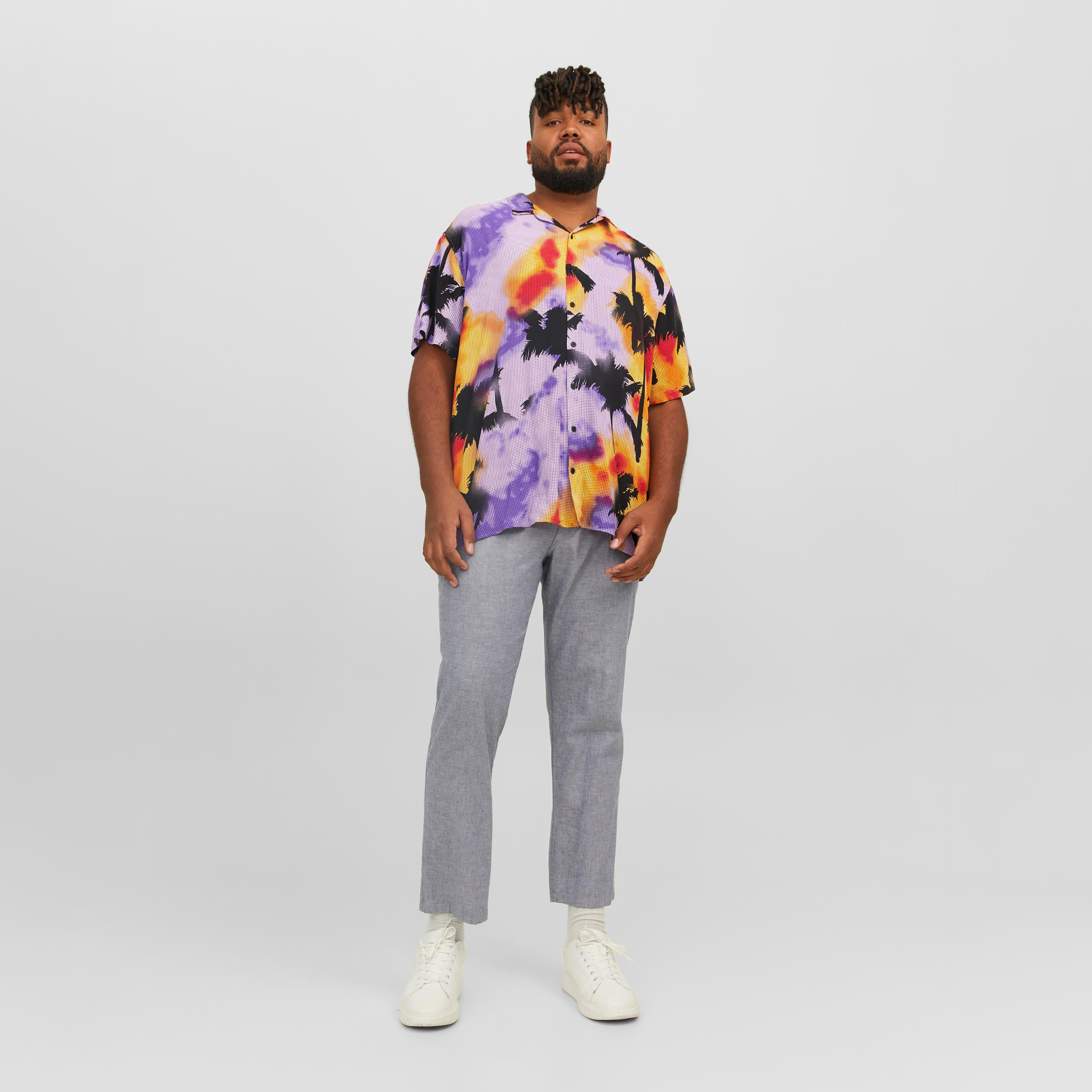 قميص كاجوال من جاك آند جونز بياقة كوبية وأكمام قصيرة مع طباعة استوائية بحجم كبير -men-clothing-tshirtsandpolos-tshirts-image-2