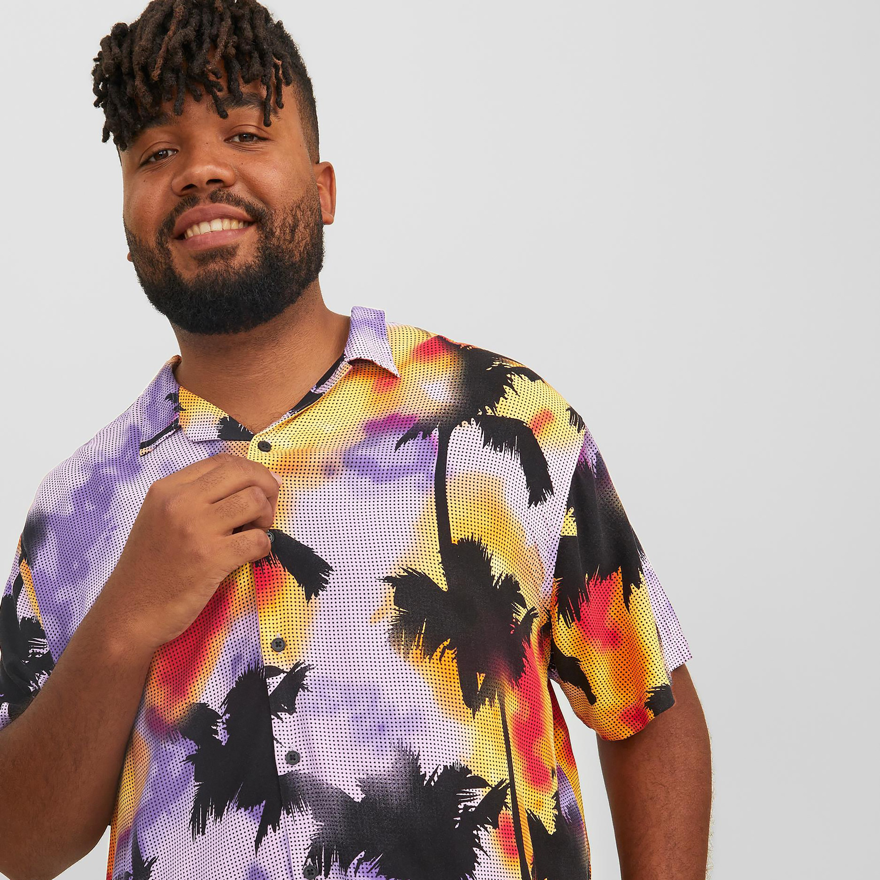 قميص كاجوال من جاك آند جونز بياقة كوبية وأكمام قصيرة مع طباعة استوائية بحجم كبير -men-clothing-tshirtsandpolos-tshirts-image-3