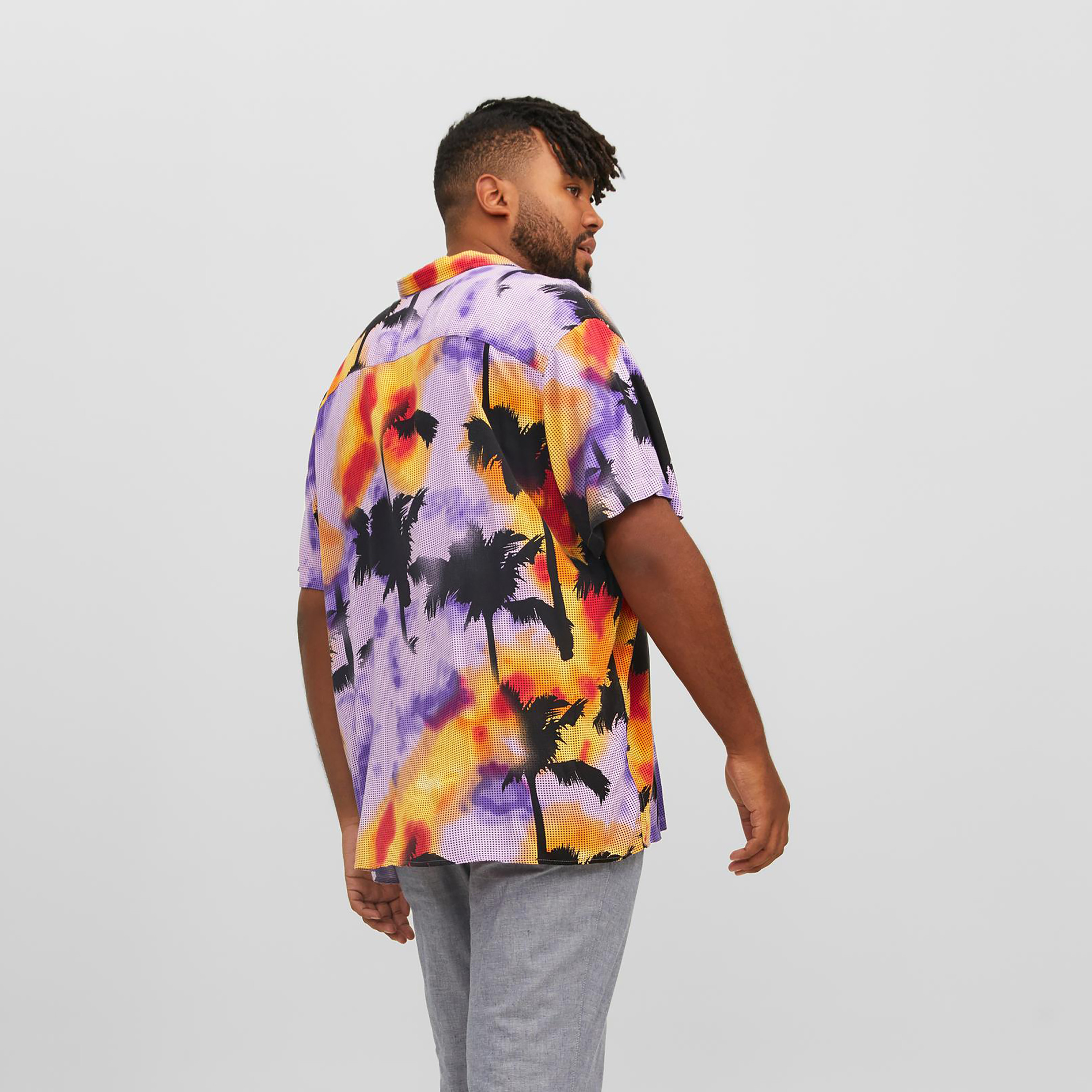 قميص كاجوال من جاك آند جونز بياقة كوبية وأكمام قصيرة مع طباعة استوائية بحجم كبير -men-clothing-tshirtsandpolos-tshirts-image-4