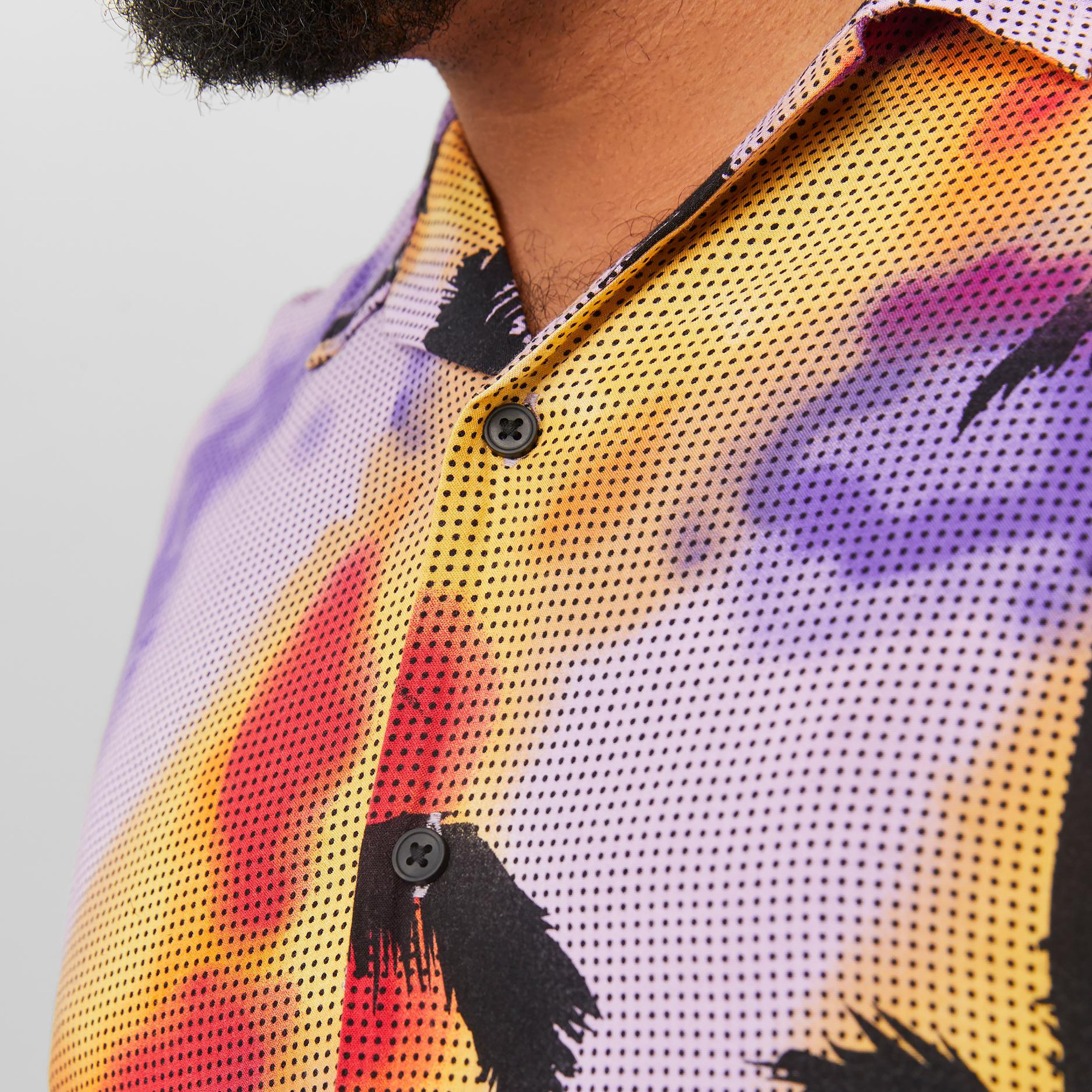 قميص كاجوال من جاك آند جونز بياقة كوبية وأكمام قصيرة مع طباعة استوائية بحجم كبير -men-clothing-tshirtsandpolos-tshirts-image-5