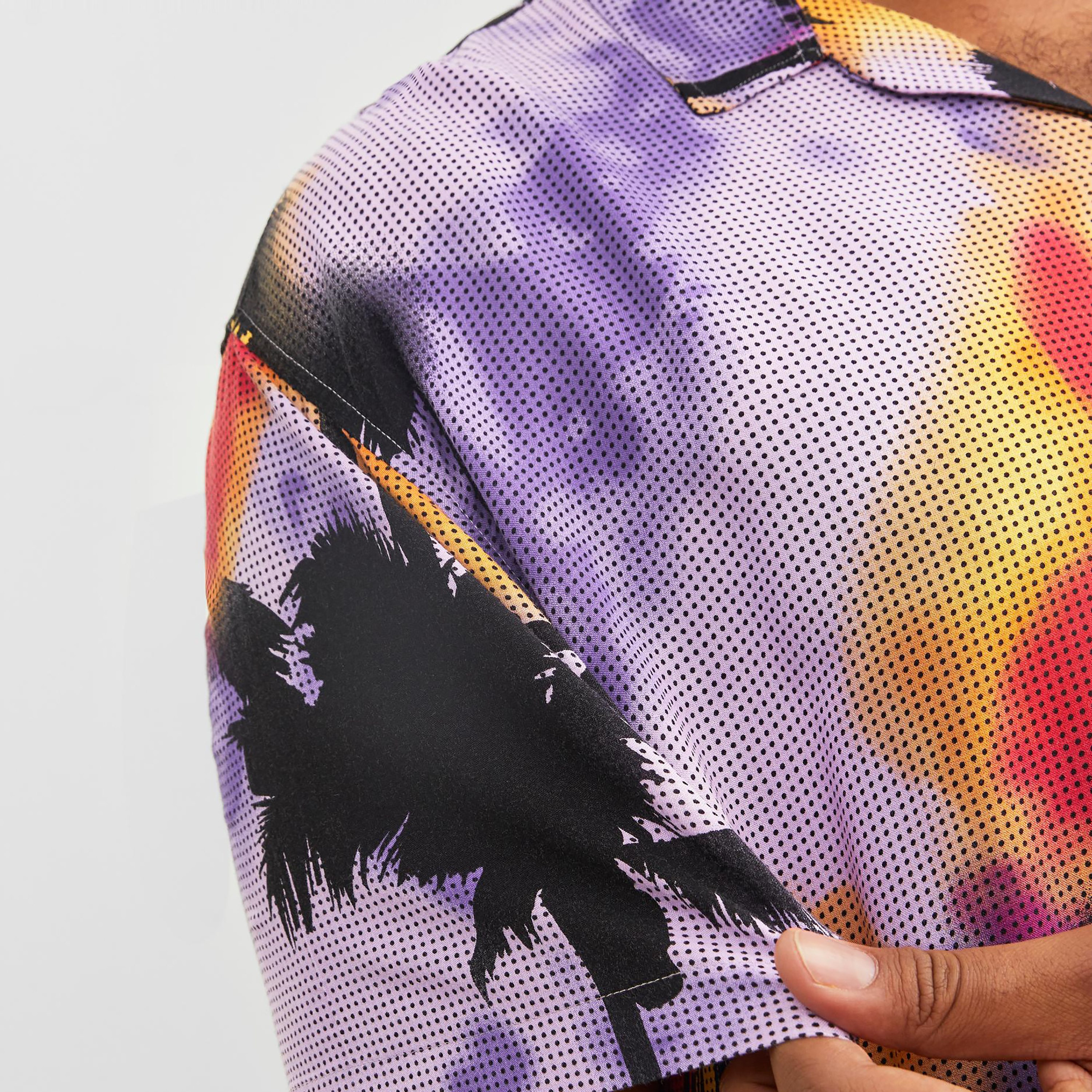 قميص كاجوال من جاك آند جونز بياقة كوبية وأكمام قصيرة مع طباعة استوائية بحجم كبير -men-clothing-tshirtsandpolos-tshirts-image-6