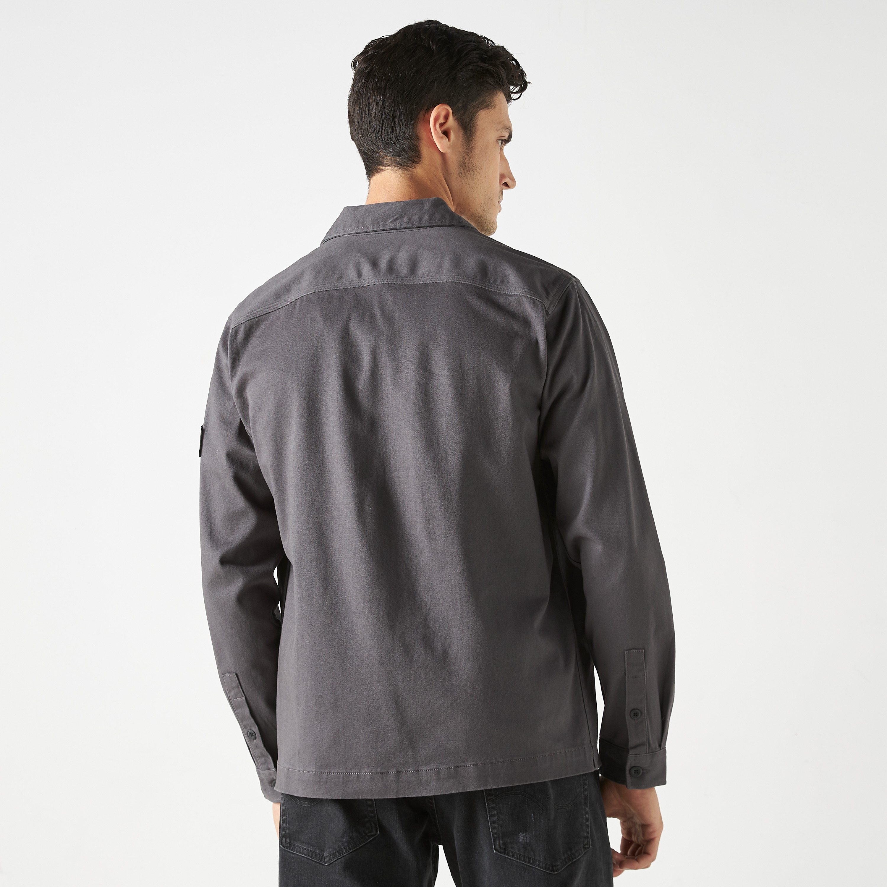 قميص كاجوال من جاك آند جونز بياقة وأكمام طويلة سادة-men-clothing-shirts-image-3
