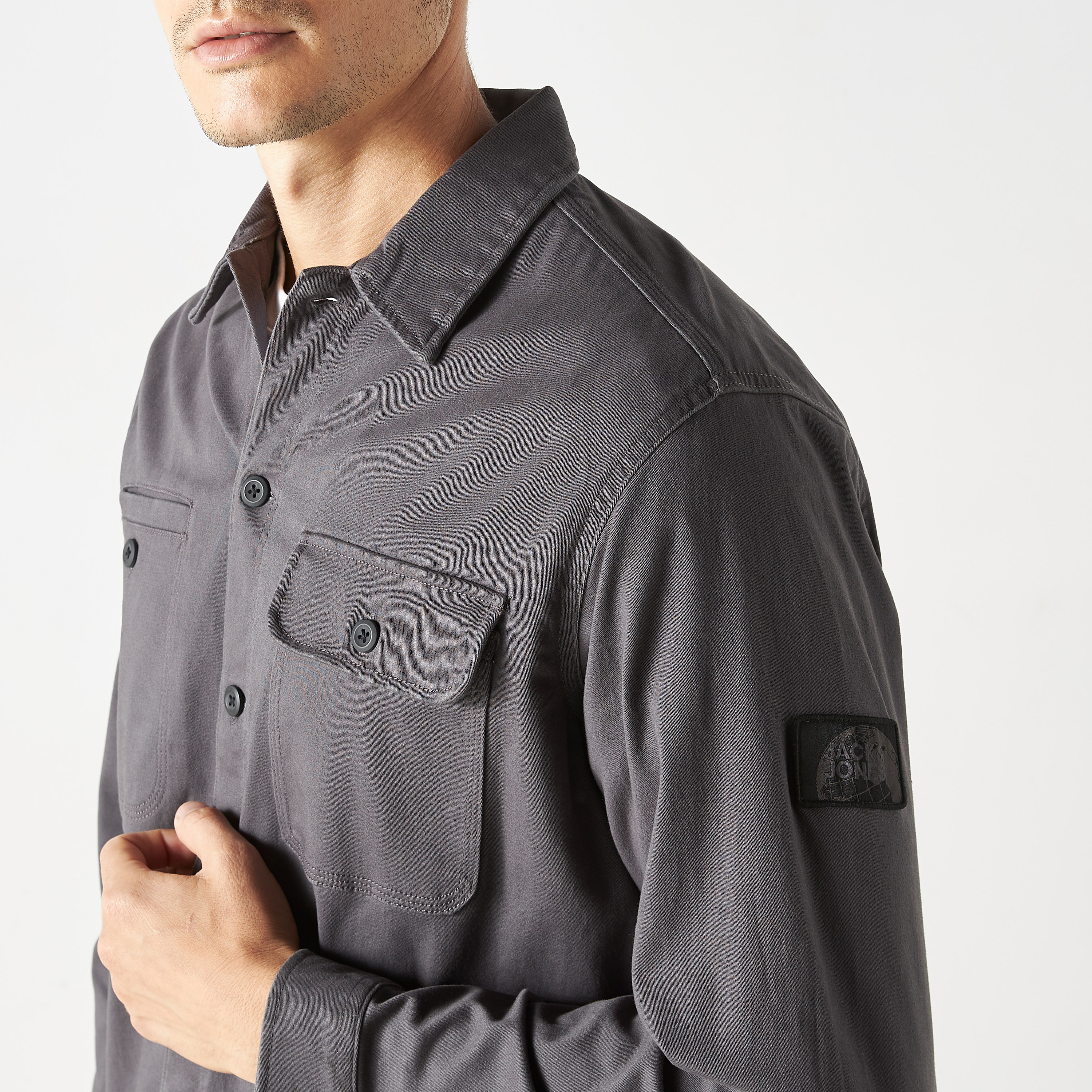 قميص كاجوال من جاك آند جونز بياقة وأكمام طويلة سادة-men-clothing-shirts-image-4