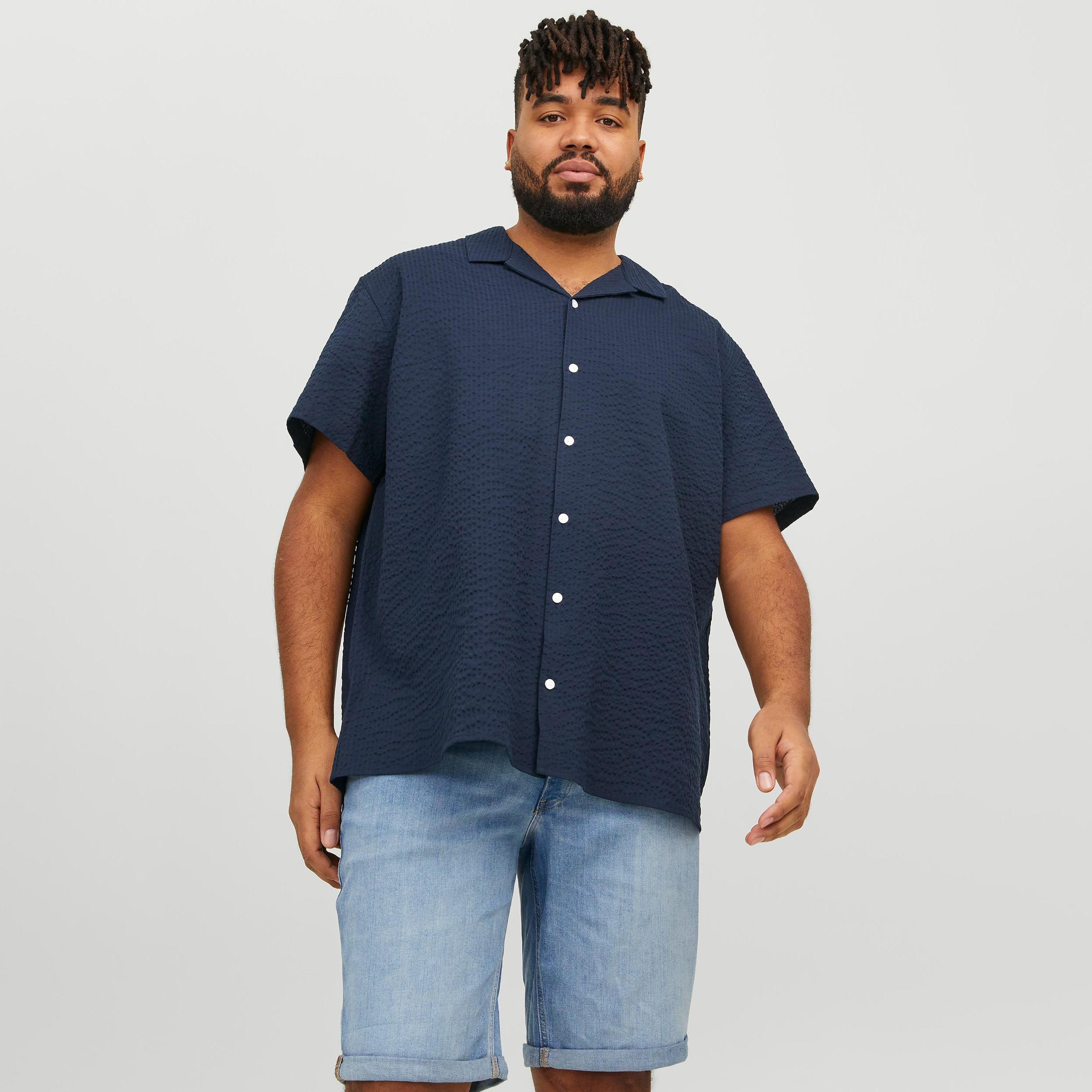 قميص كاجوال من جاك آند جونز بياقة كوبية وأكمام قصيرة مع مزخرفة بحجم كبير -men-clothing-tshirtsandpolos-tshirts-image-1