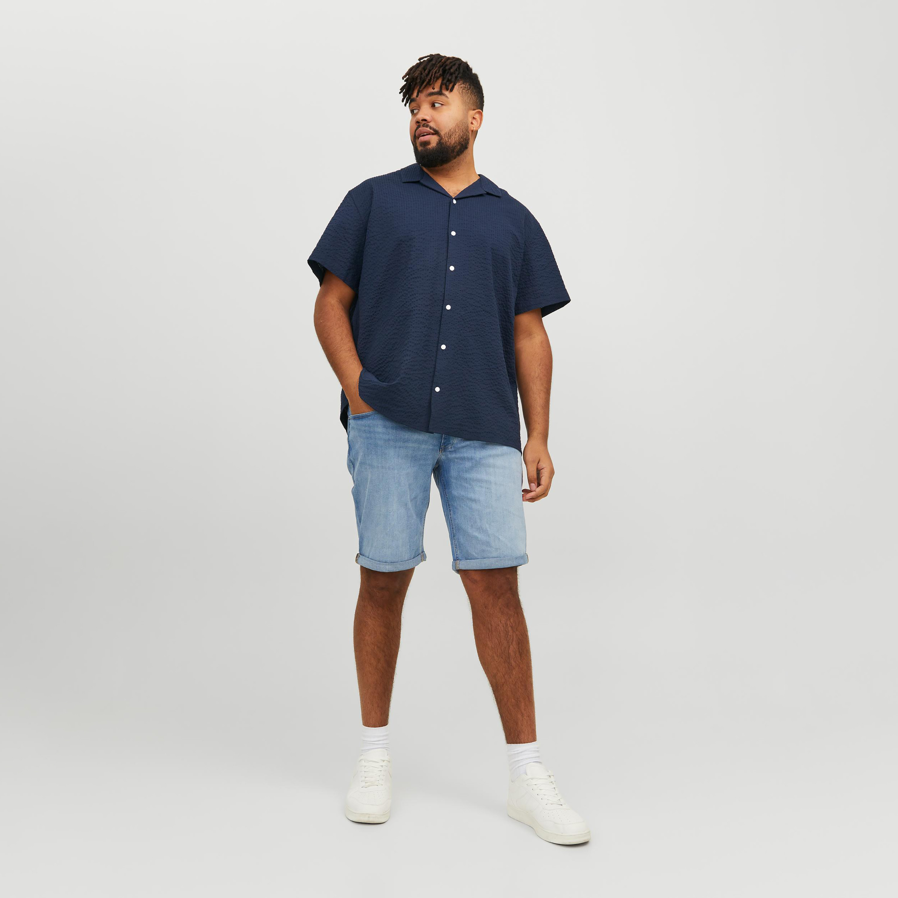 قميص كاجوال من جاك آند جونز بياقة كوبية وأكمام قصيرة مع مزخرفة بحجم كبير -men-clothing-tshirtsandpolos-tshirts-image-2