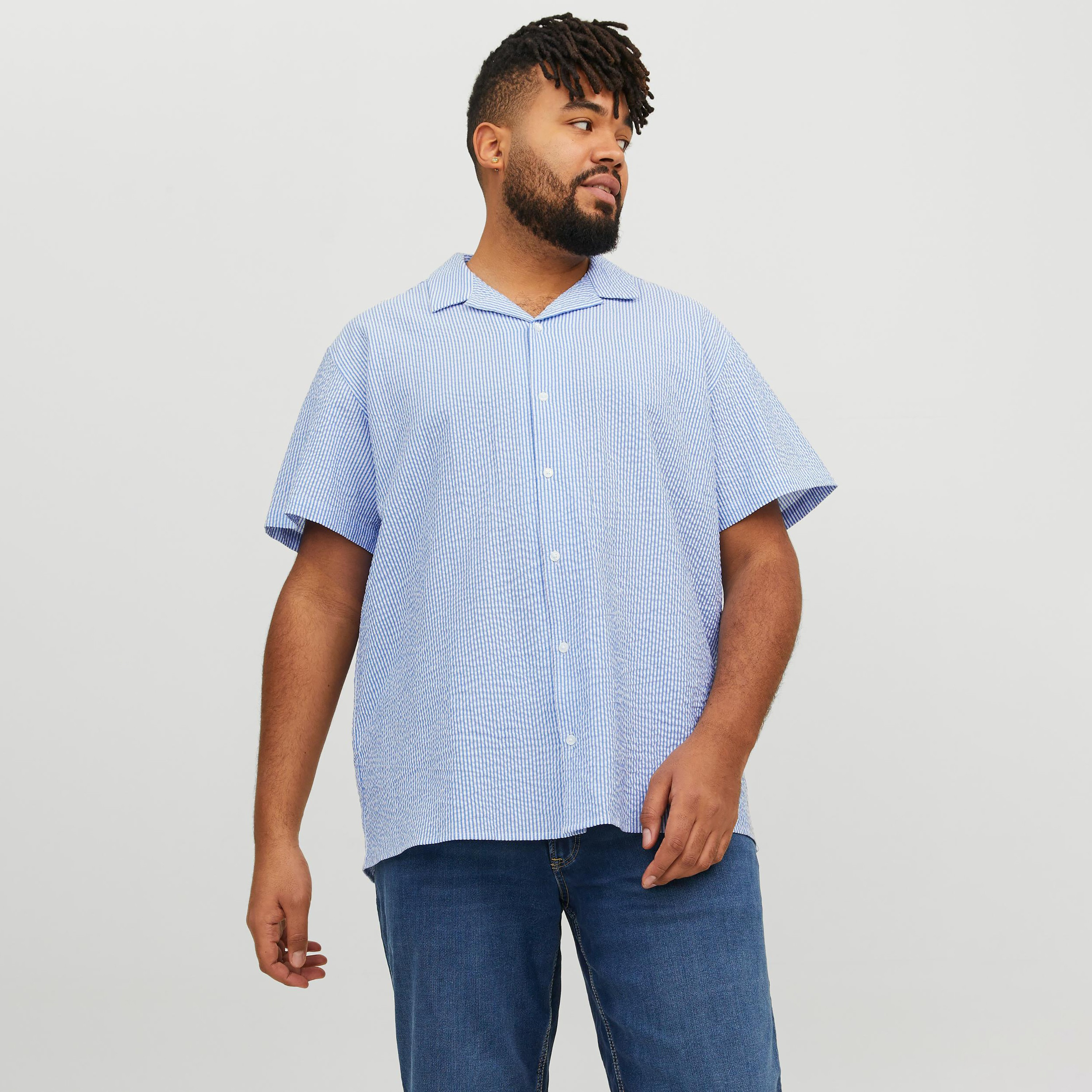 قميص كاجوال من جاك آند جونز بياقة كوبية وأكمام قصيرة مع مزخرفة بحجم كبير -men-clothing-tshirtsandpolos-tshirts-image-5