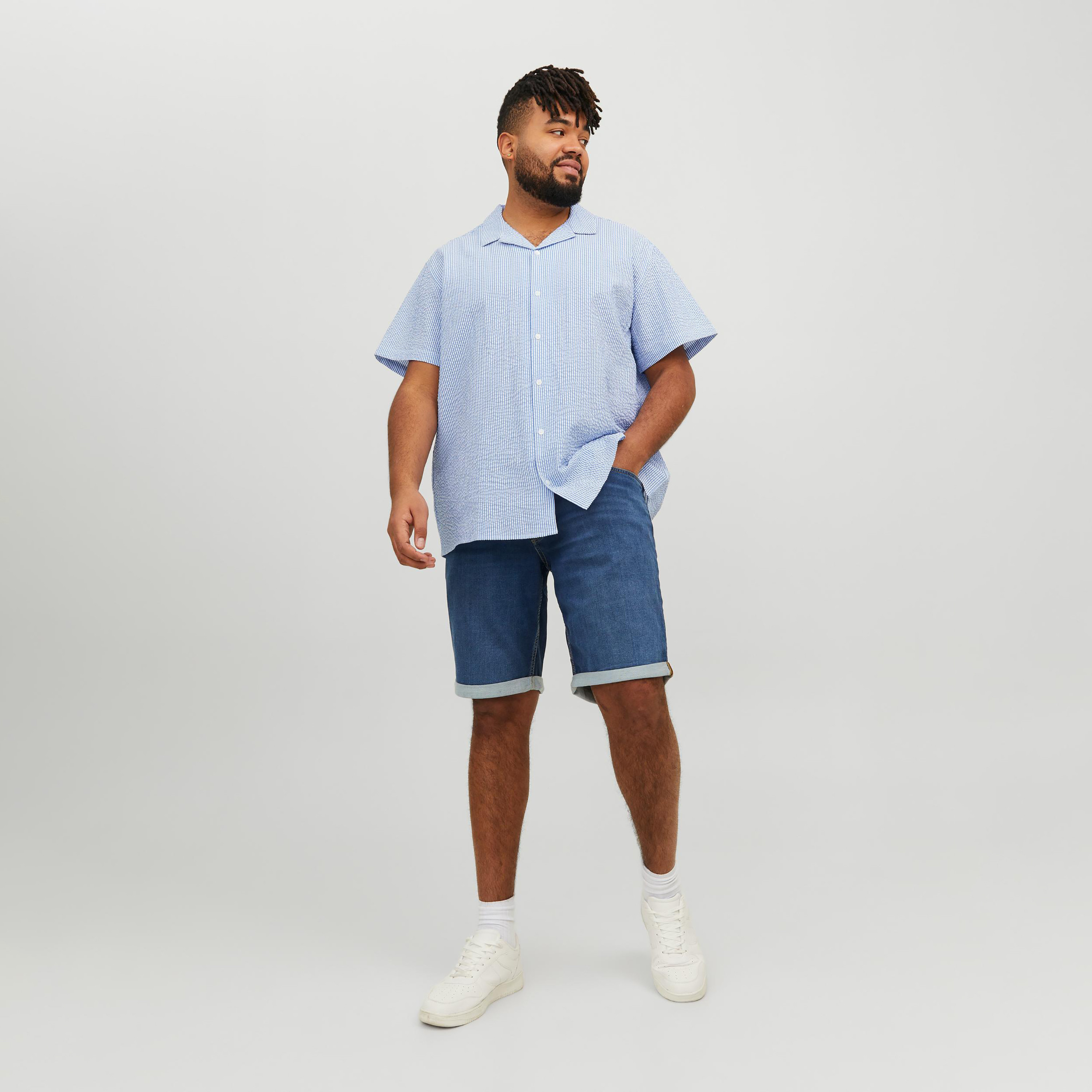 قميص كاجوال من جاك آند جونز بياقة كوبية وأكمام قصيرة مع مزخرفة بحجم كبير -men-clothing-tshirtsandpolos-tshirts-image-6