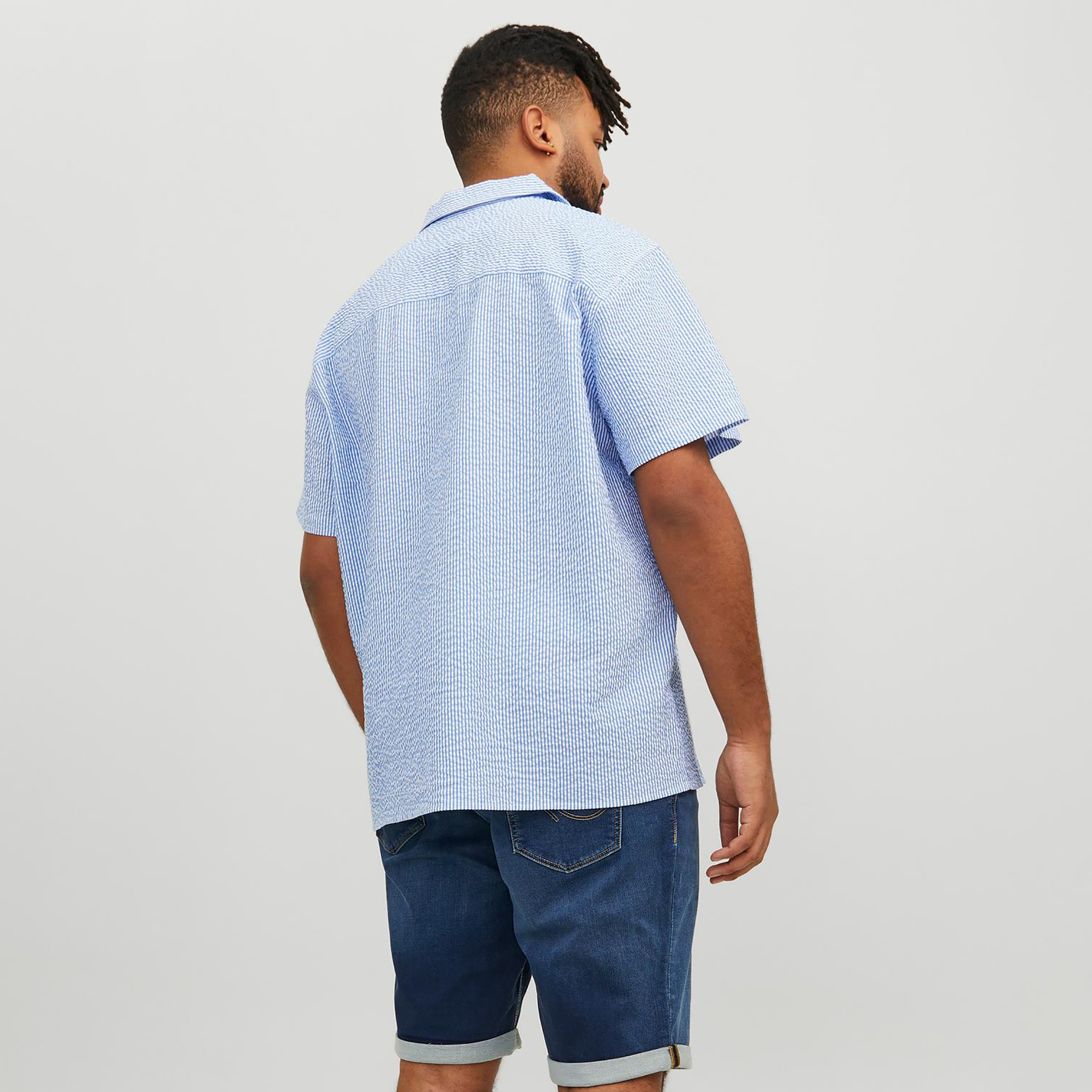 قميص كاجوال من جاك آند جونز بياقة كوبية وأكمام قصيرة مع مزخرفة بحجم كبير -men-clothing-tshirtsandpolos-tshirts-image-8