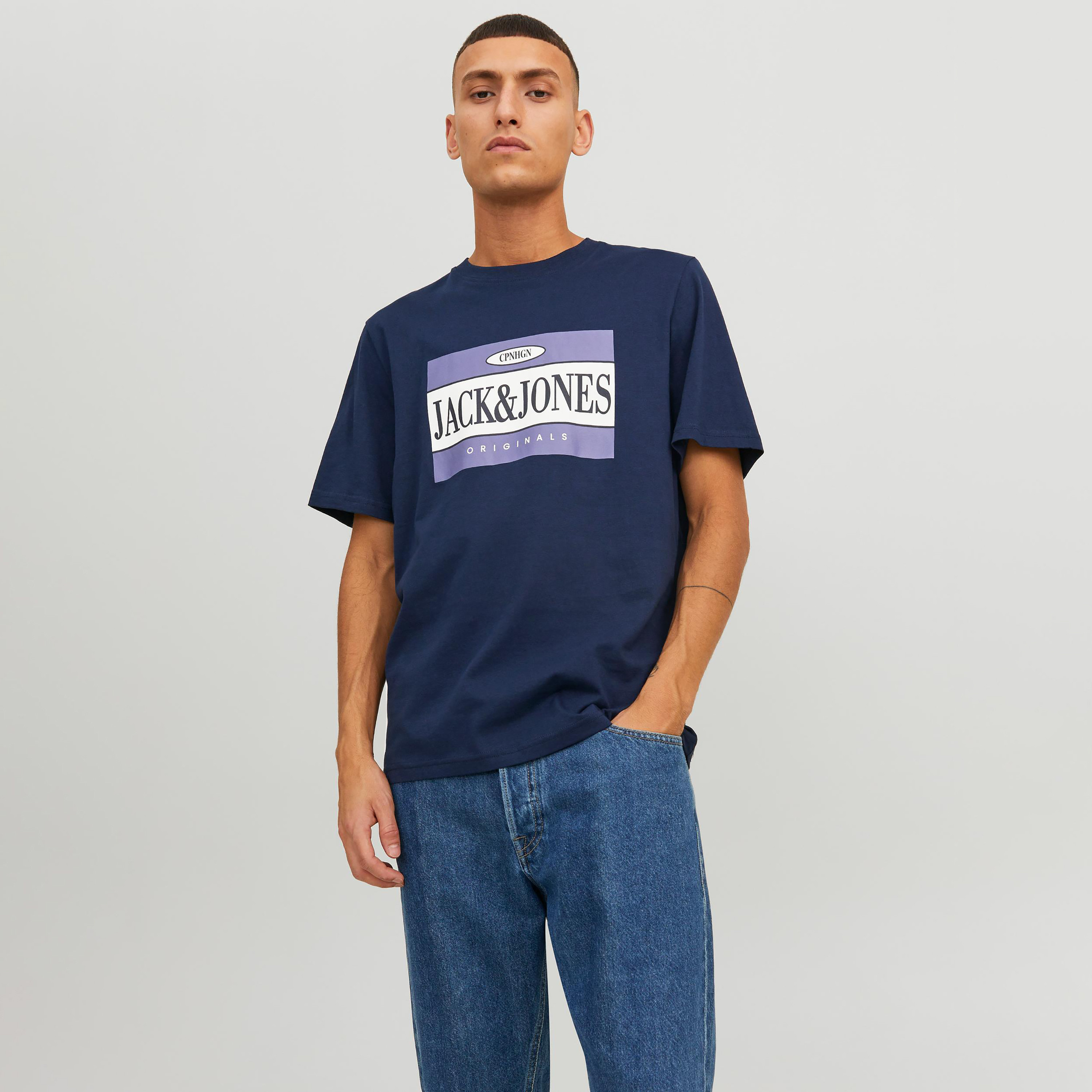  تي شيرت من جاك آند جونز مع شعار بأكمام قصيرة و ياقة مستديرة-men-clothing-tshirtsandpolos-tshirts-image-1