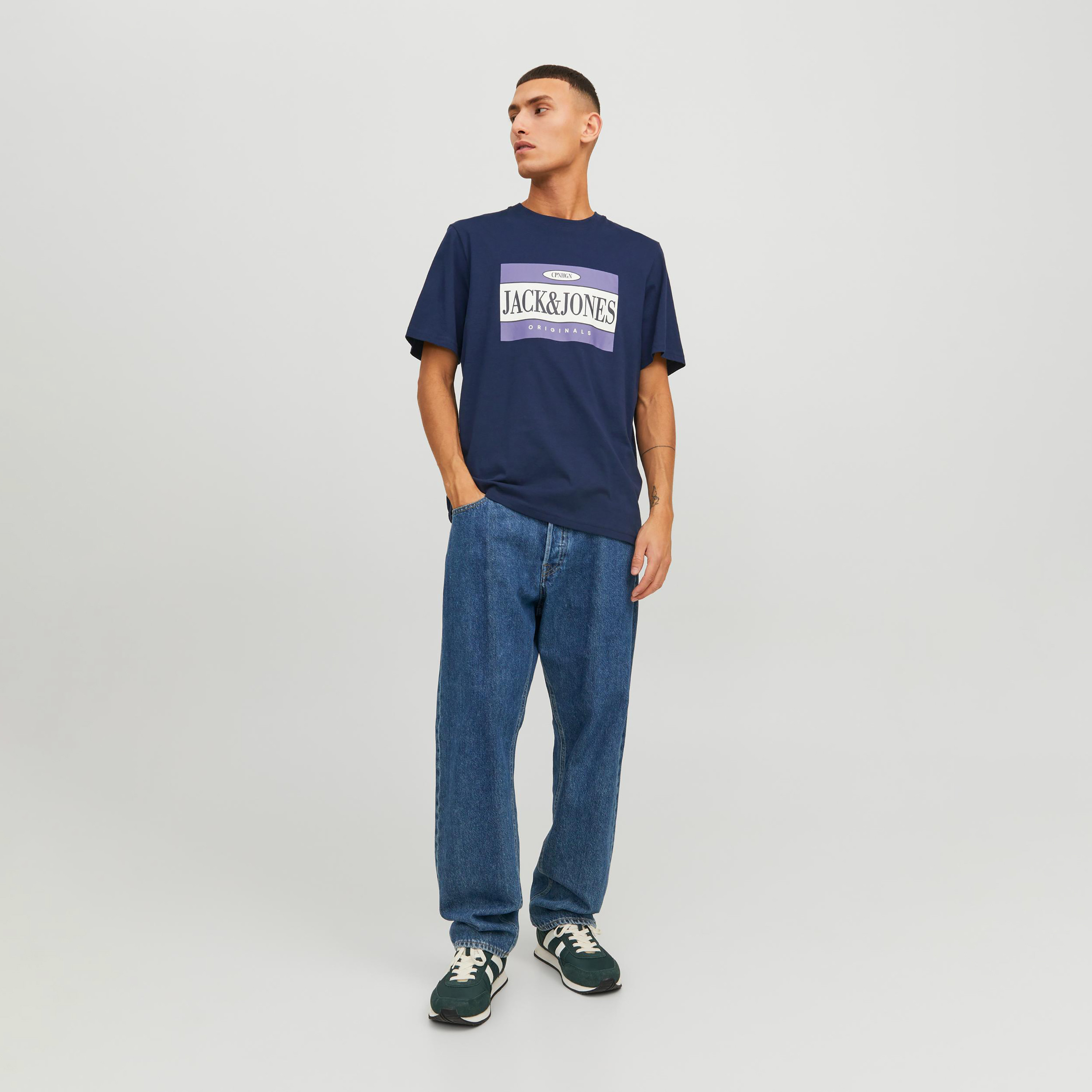  تي شيرت من جاك آند جونز مع شعار بأكمام قصيرة و ياقة مستديرة-men-clothing-tshirtsandpolos-tshirts-image-2