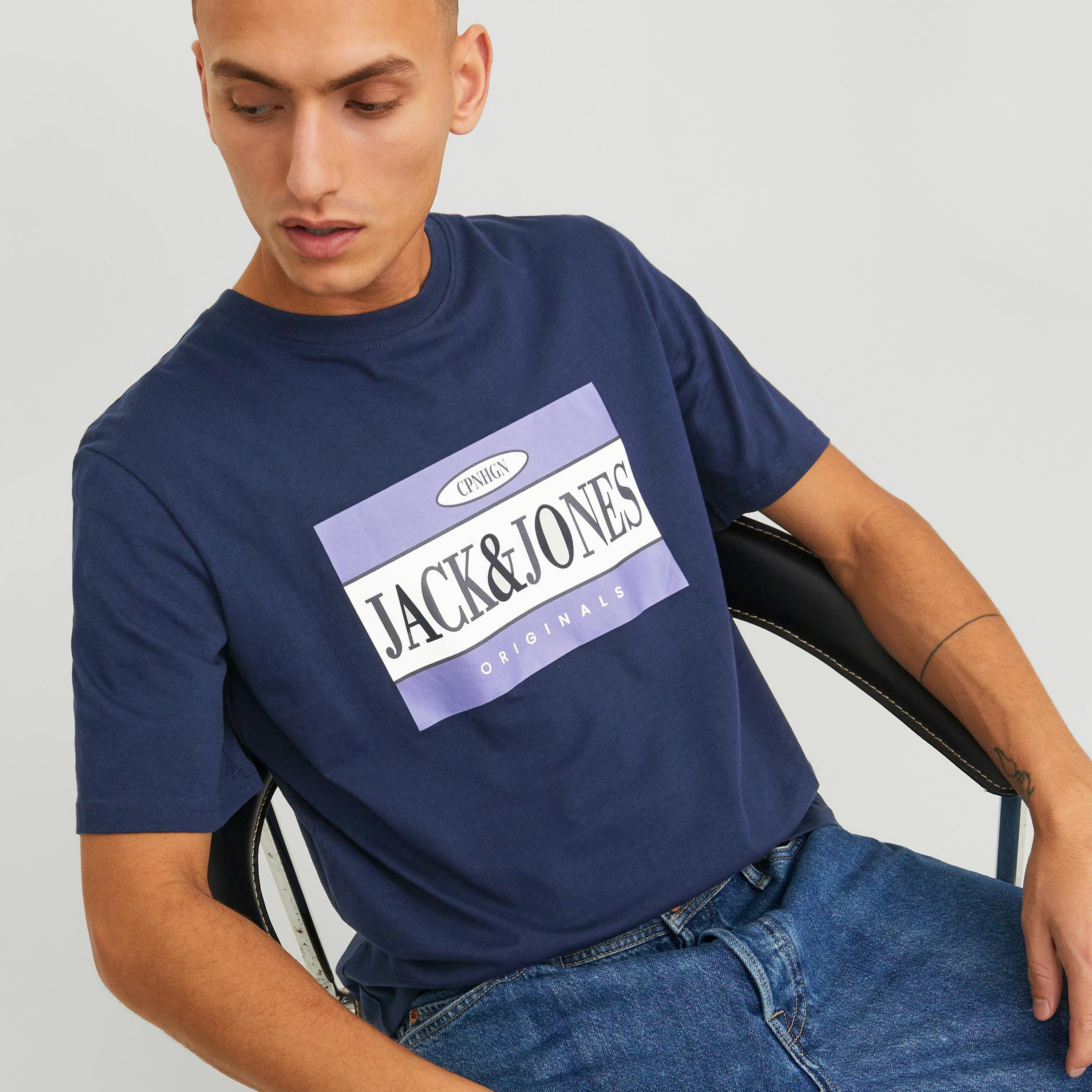  تي شيرت من جاك آند جونز مع شعار بأكمام قصيرة و ياقة مستديرة-men-clothing-tshirtsandpolos-tshirts-image-3