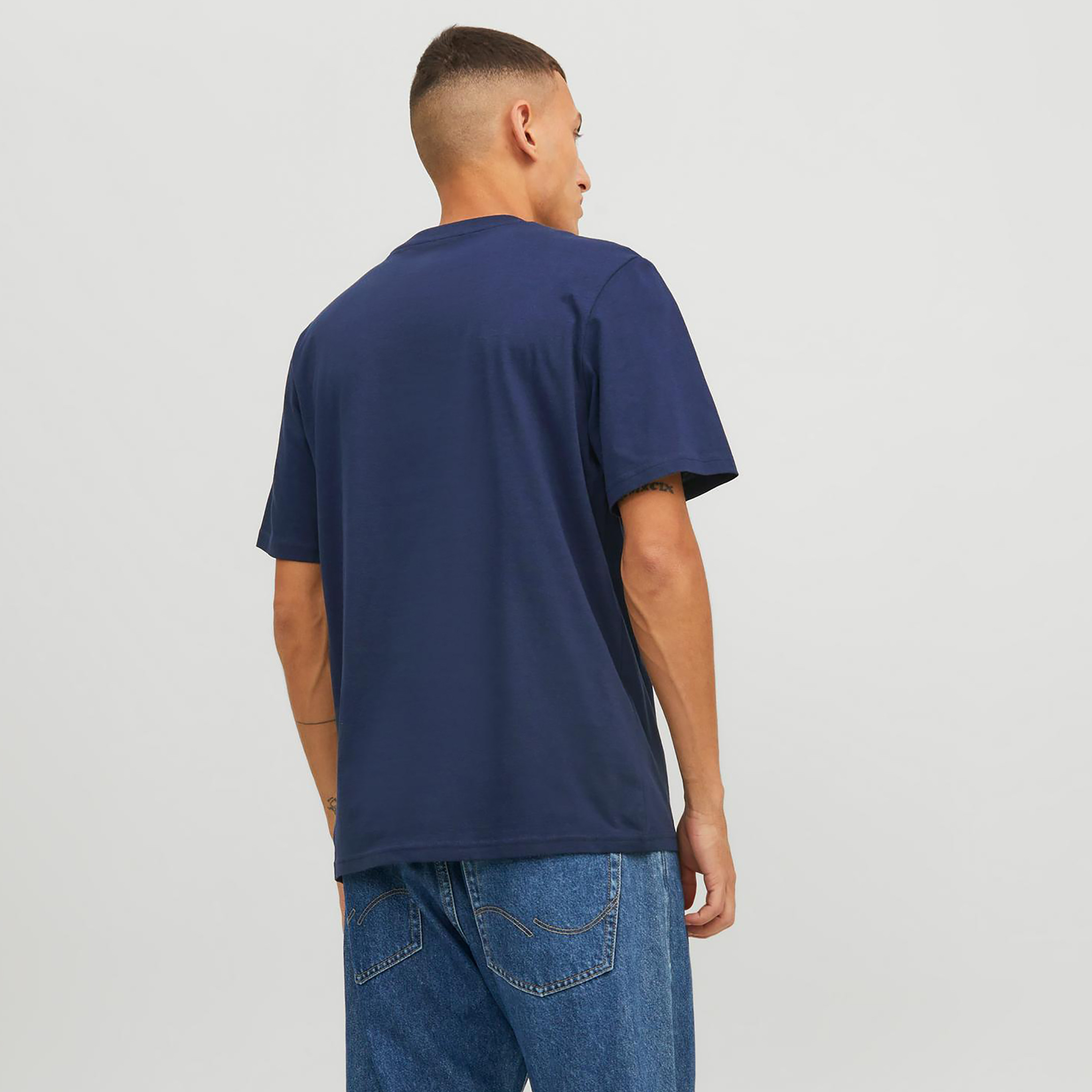  تي شيرت من جاك آند جونز مع شعار بأكمام قصيرة و ياقة مستديرة-men-clothing-tshirtsandpolos-tshirts-image-4