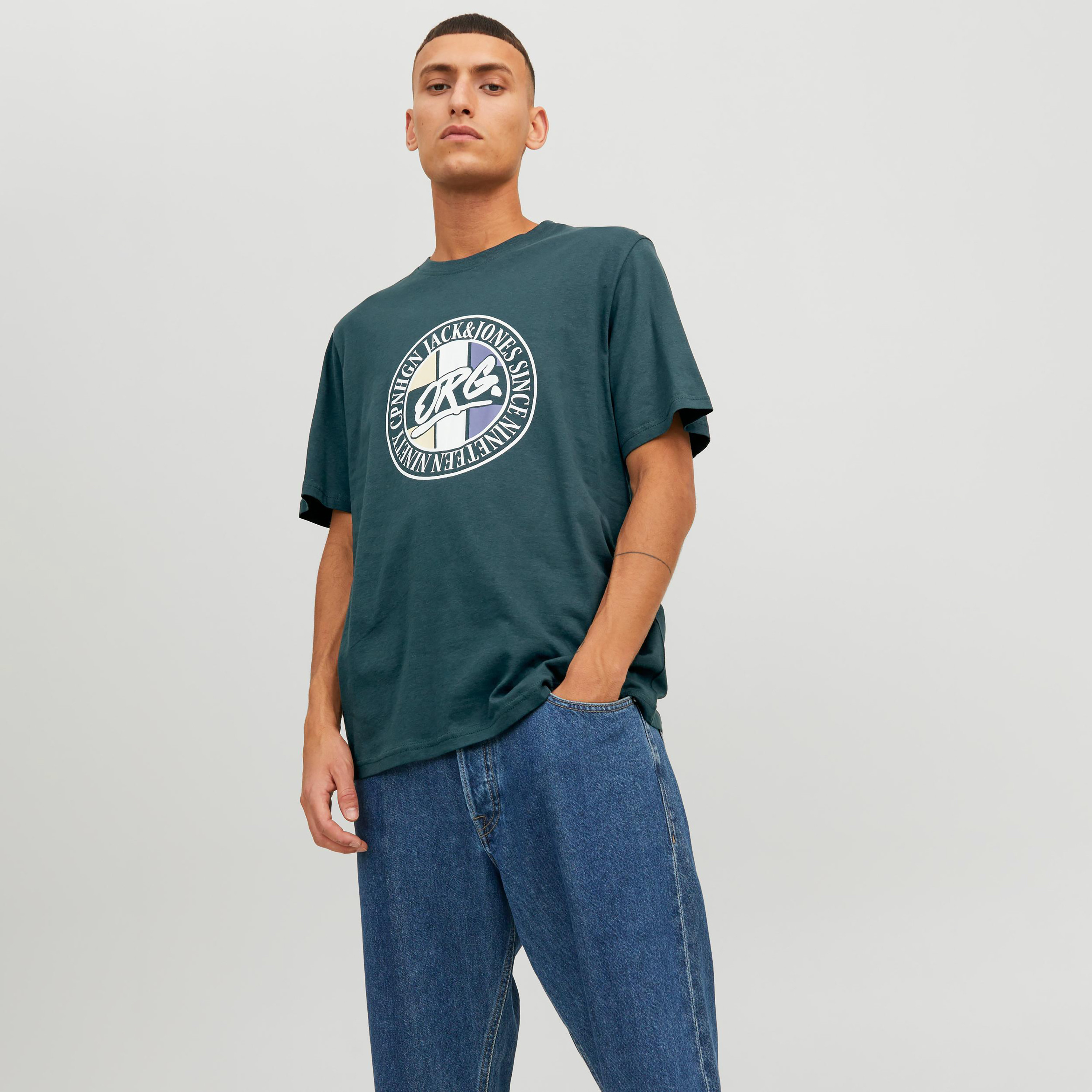  تي شيرت من جاك آند جونز مع شعار بأكمام قصيرة و ياقة مستديرة-men-clothing-tshirtsandpolos-tshirts-image-5