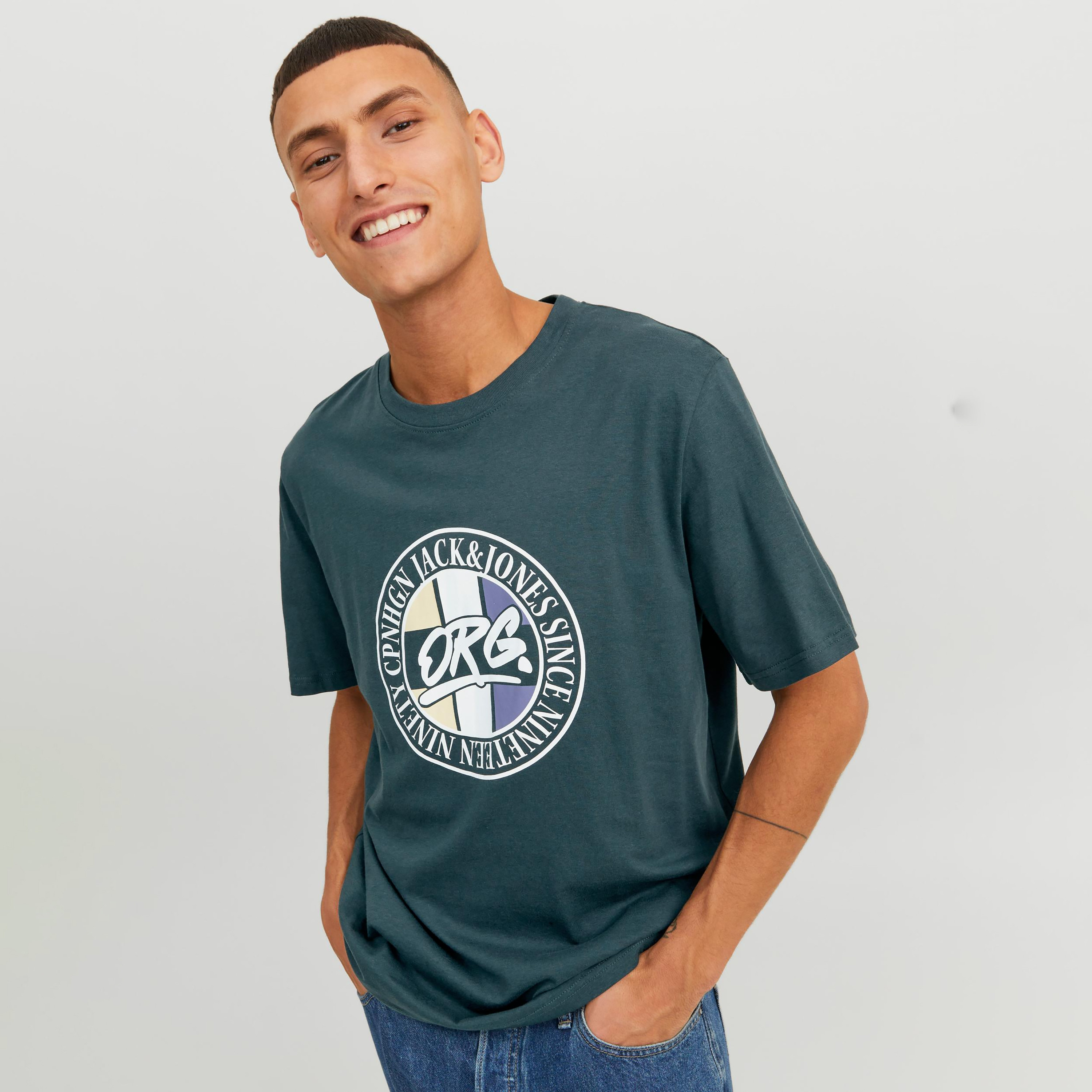  تي شيرت من جاك آند جونز مع شعار بأكمام قصيرة و ياقة مستديرة-men-clothing-tshirtsandpolos-tshirts-image-7