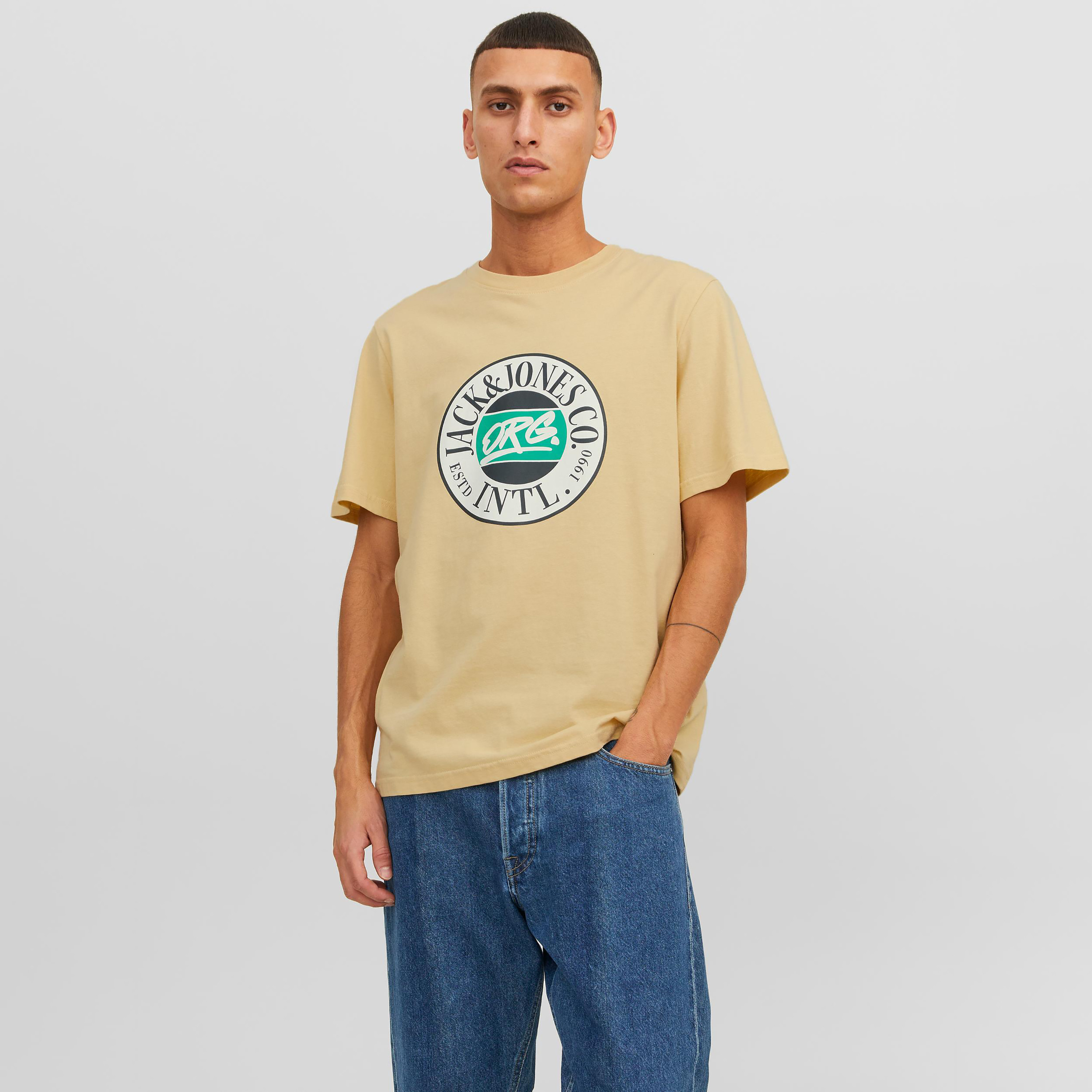  تي شيرت من جاك آند جونز مع شعار بأكمام قصيرة و ياقة مستديرة-men-clothing-tshirtsandpolos-tshirts-image-9