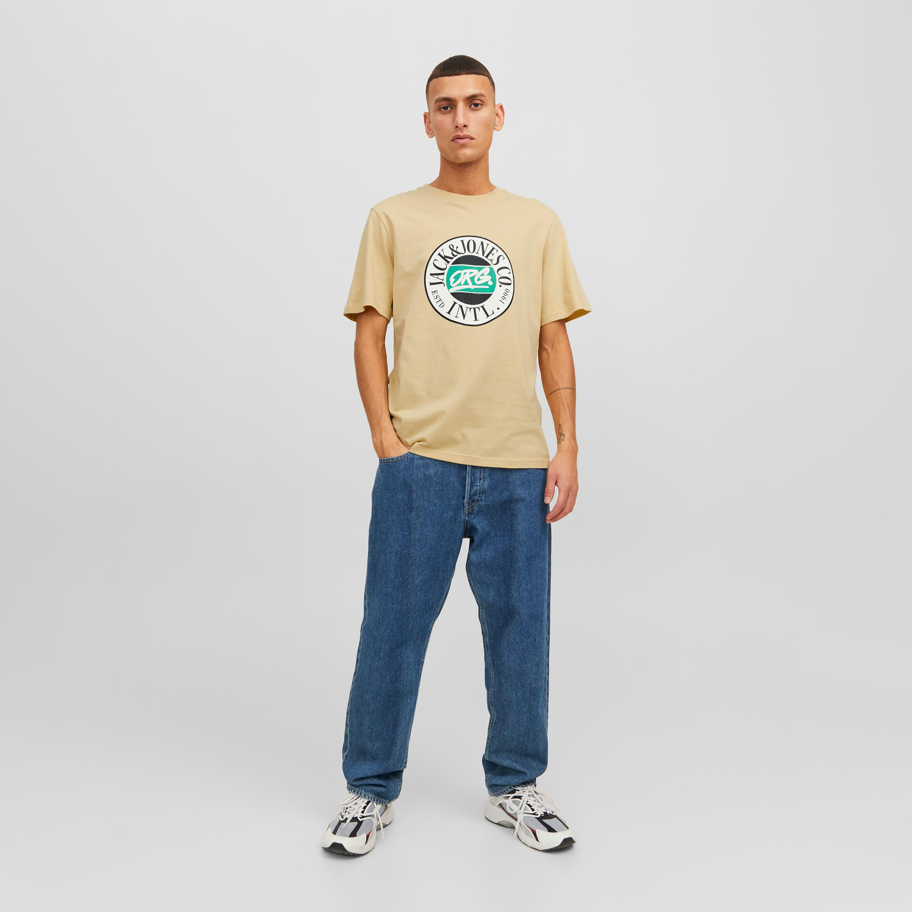  تي شيرت من جاك آند جونز مع شعار بأكمام قصيرة و ياقة مستديرة-men-clothing-tshirtsandpolos-tshirts-image-10