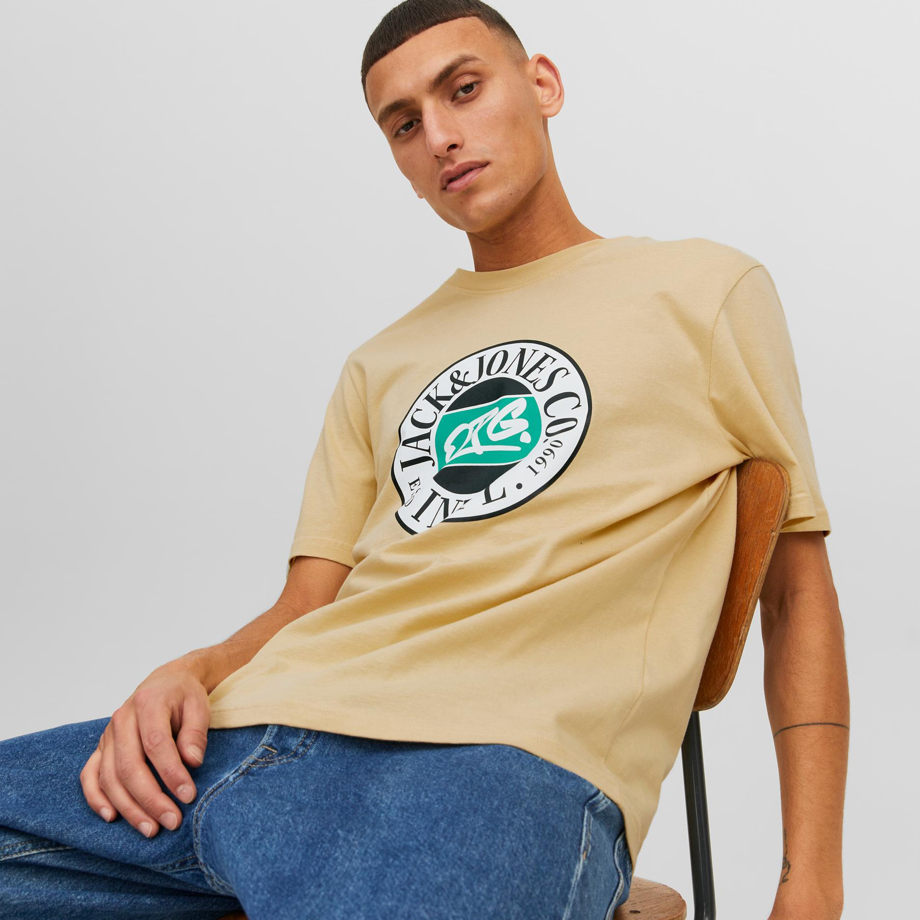  تي شيرت من جاك آند جونز مع شعار بأكمام قصيرة و ياقة مستديرة-men-clothing-tshirtsandpolos-tshirts-image-11