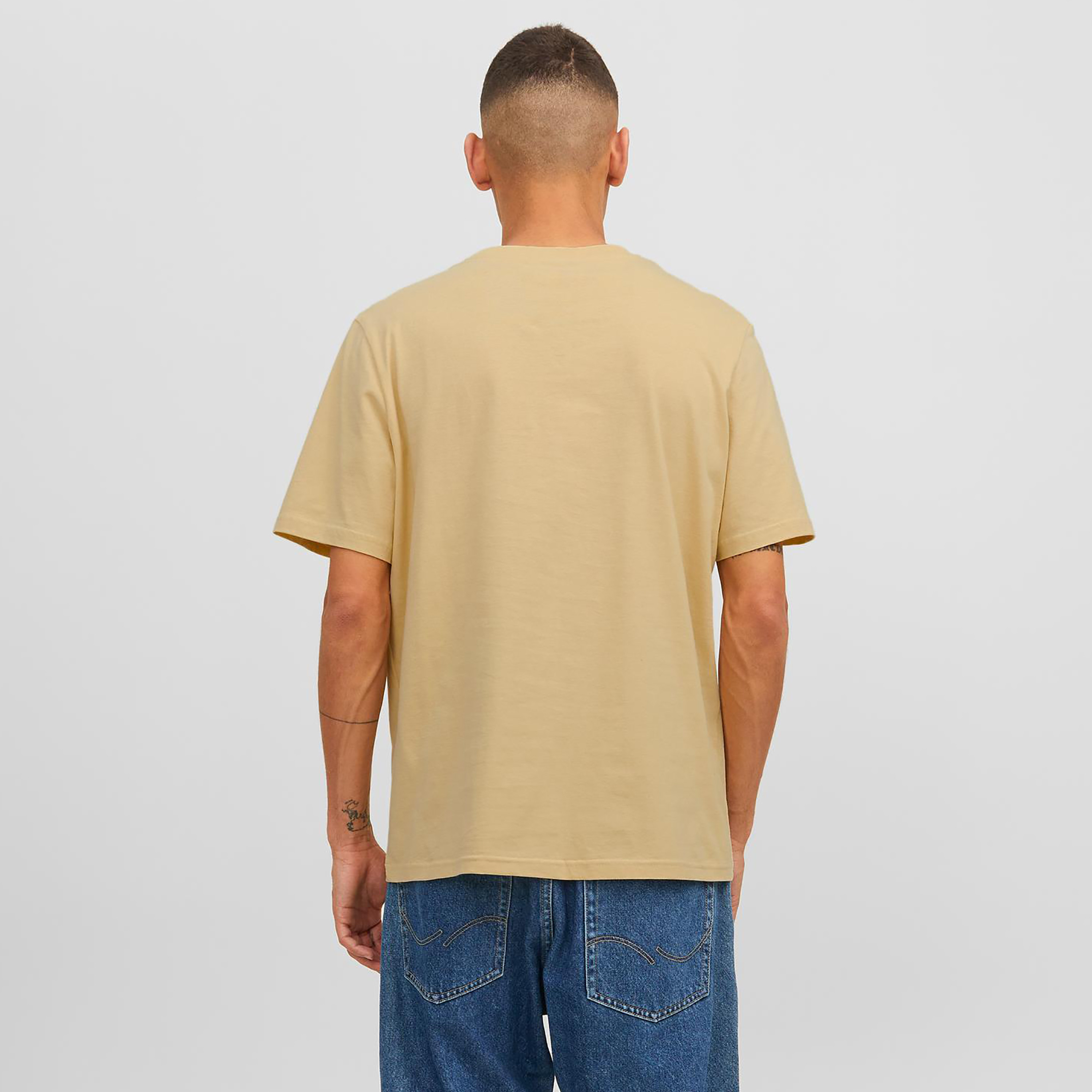  تي شيرت من جاك آند جونز مع شعار بأكمام قصيرة و ياقة مستديرة-men-clothing-tshirtsandpolos-tshirts-image-12