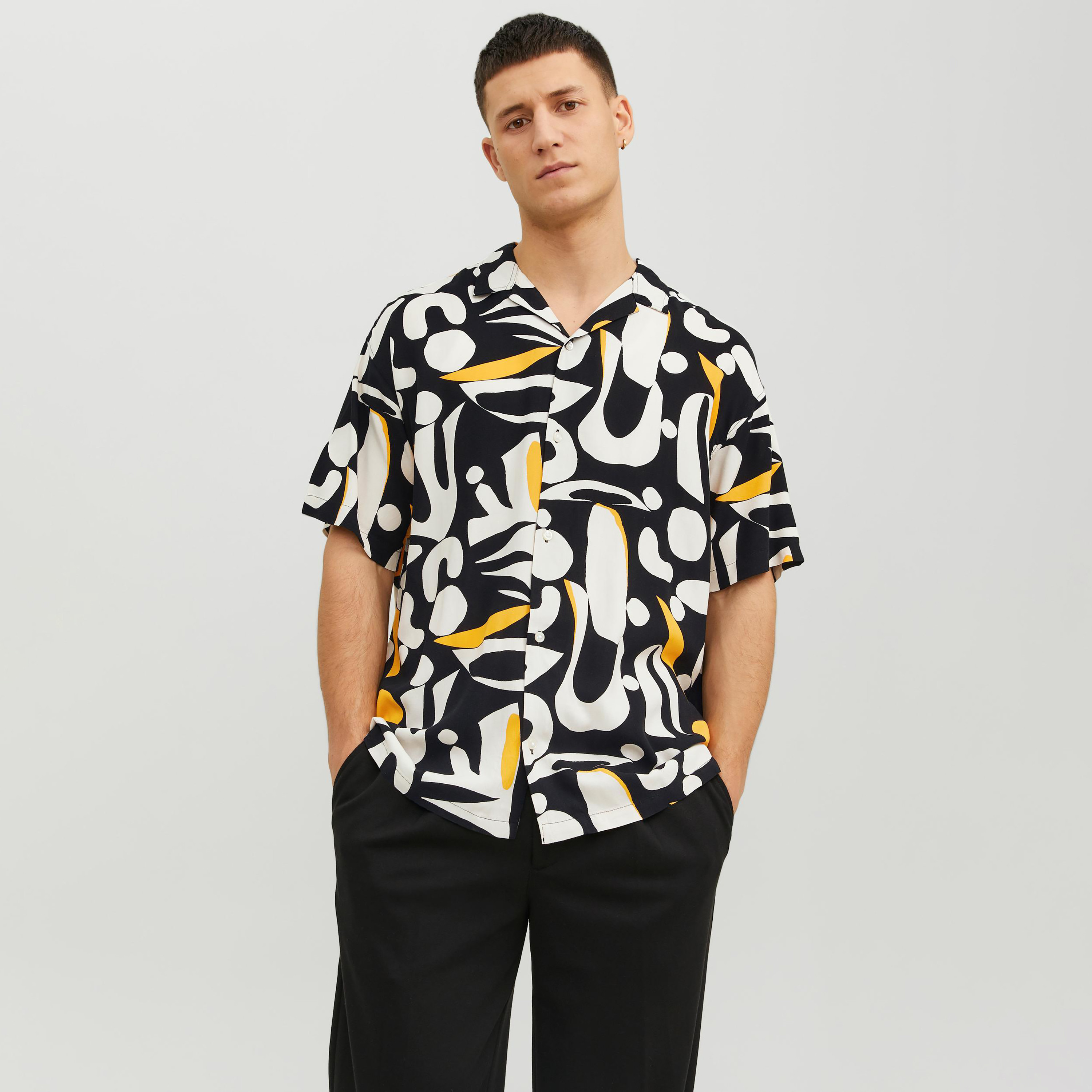 قميص كاجوال من جاك آند جونز بياقة كوبية وأكمام قصيرة مع طبعة -men-clothing-shirts-image-1