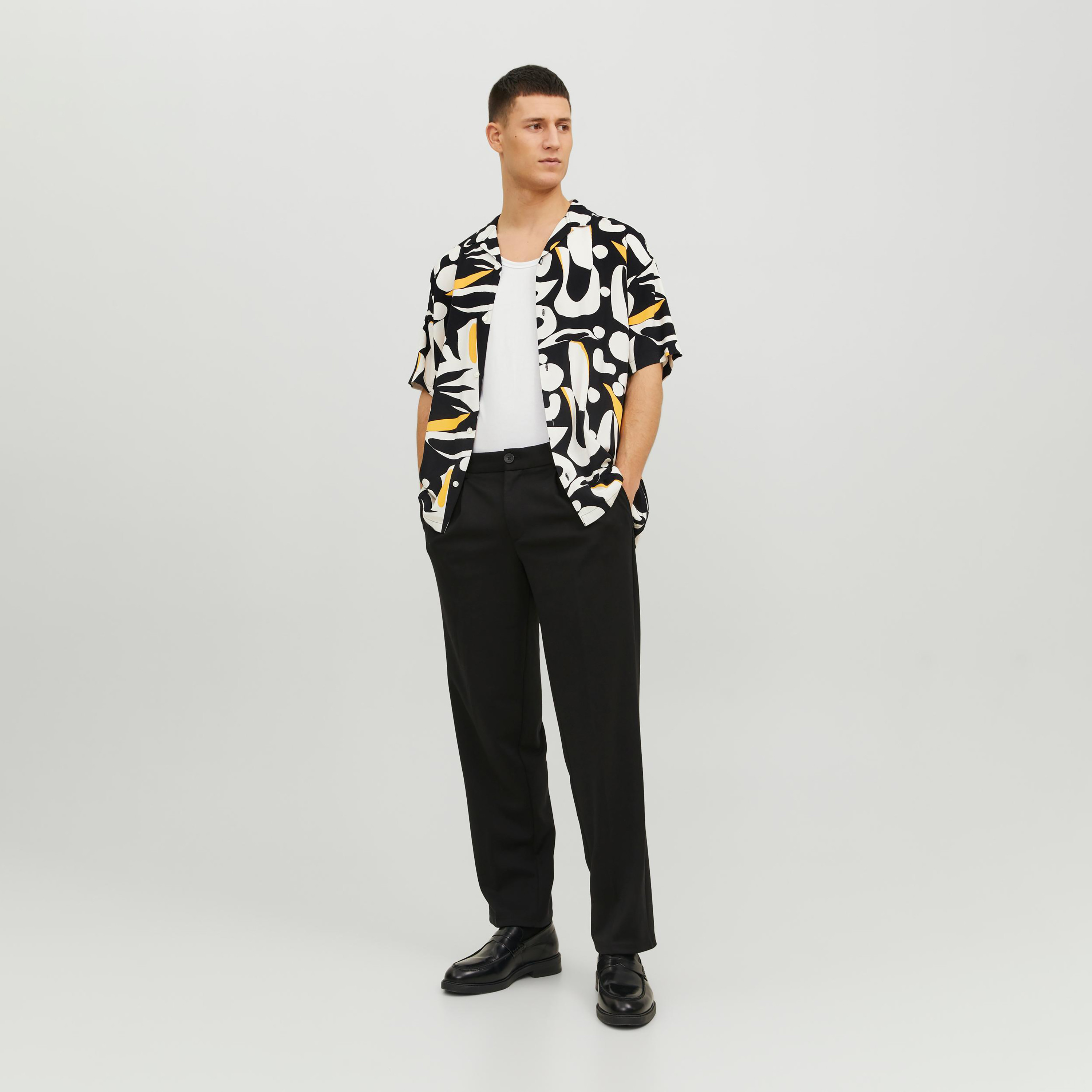 قميص كاجوال من جاك آند جونز بياقة كوبية وأكمام قصيرة مع طبعة -men-clothing-shirts-image-2