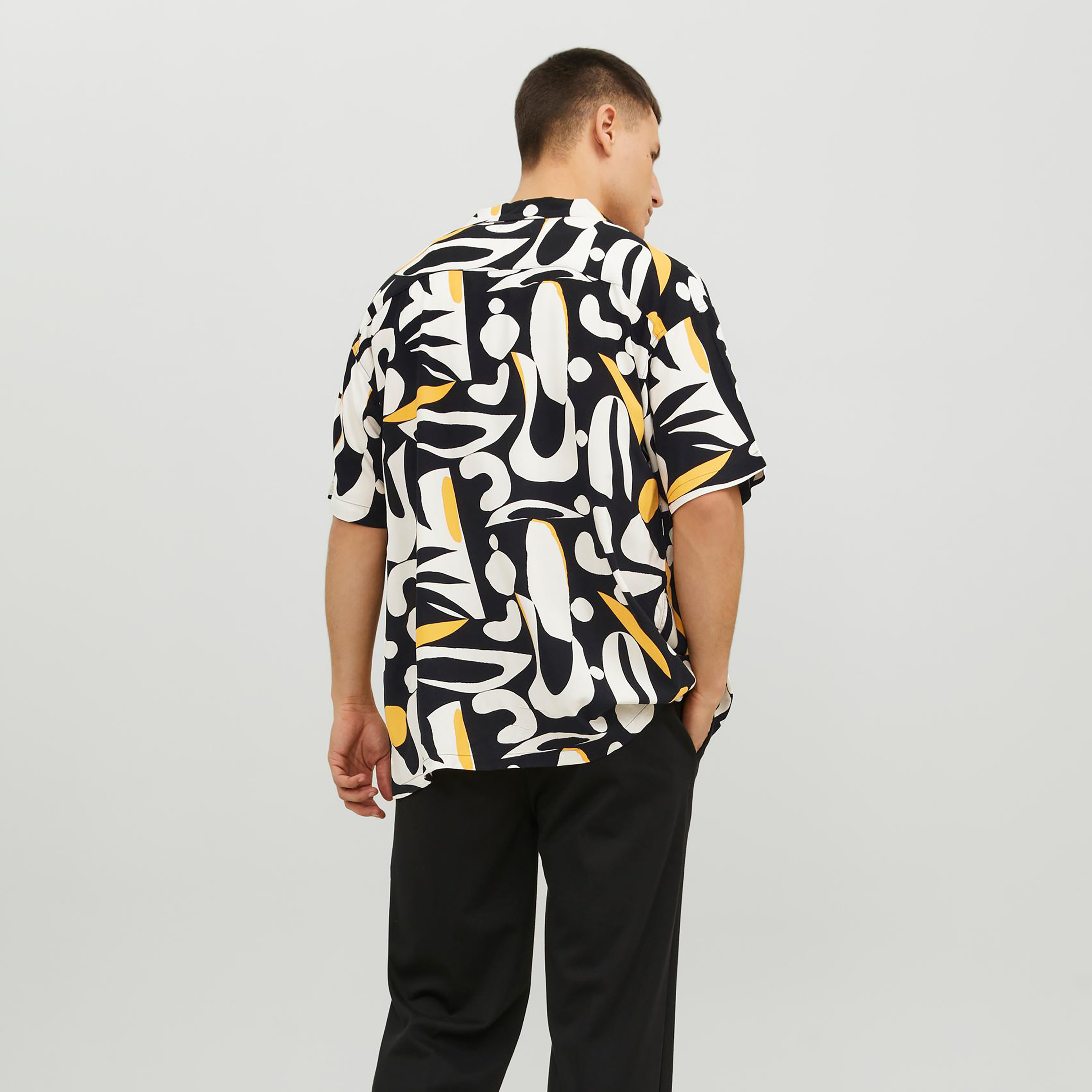 قميص كاجوال من جاك آند جونز بياقة كوبية وأكمام قصيرة مع طبعة -men-clothing-shirts-image-4