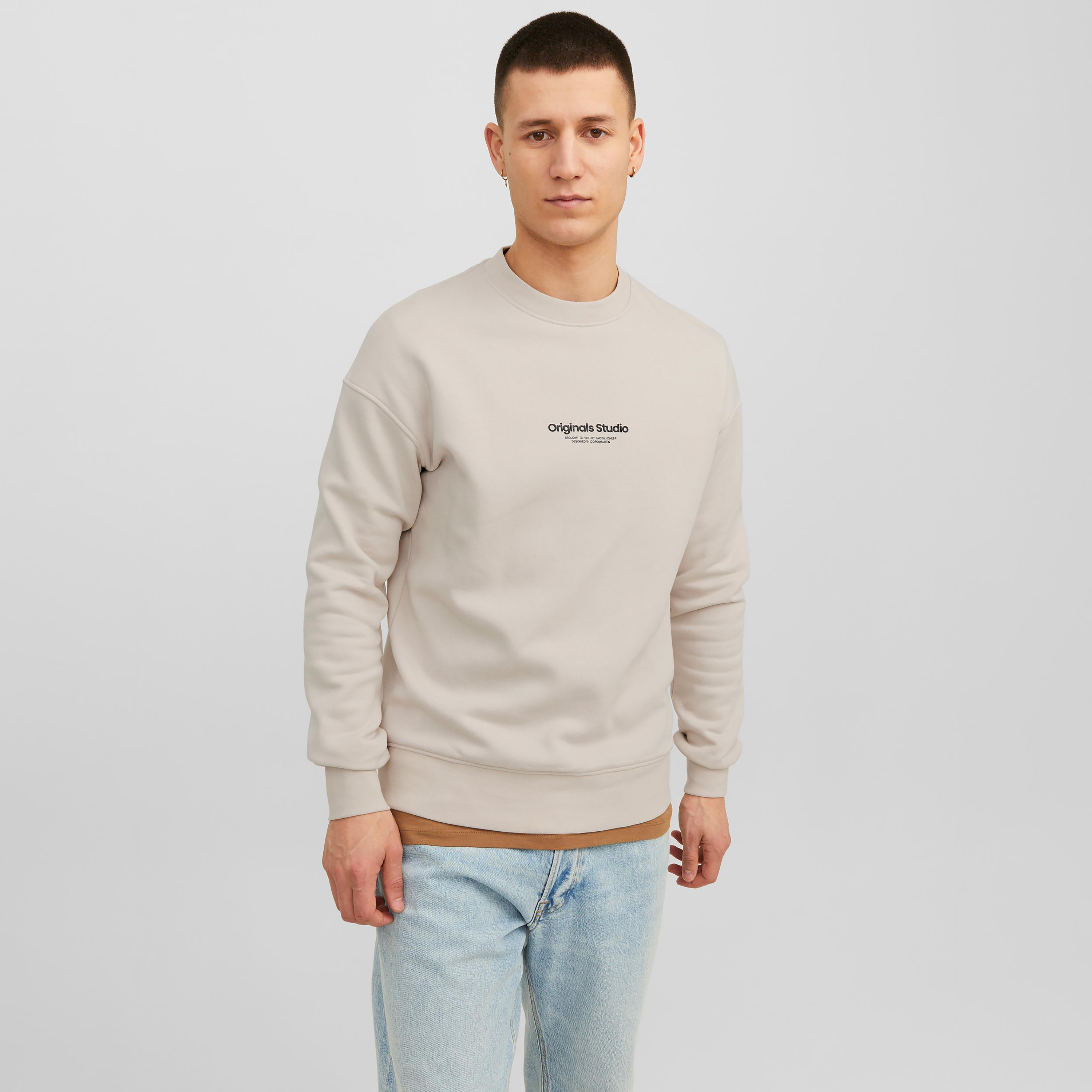  سويت شيرت من جاك آند جونز مع مطبوع بأكمام طويلة وياقة مستديرة-men-winterwear-hoodiesandsweatshirts-image-1