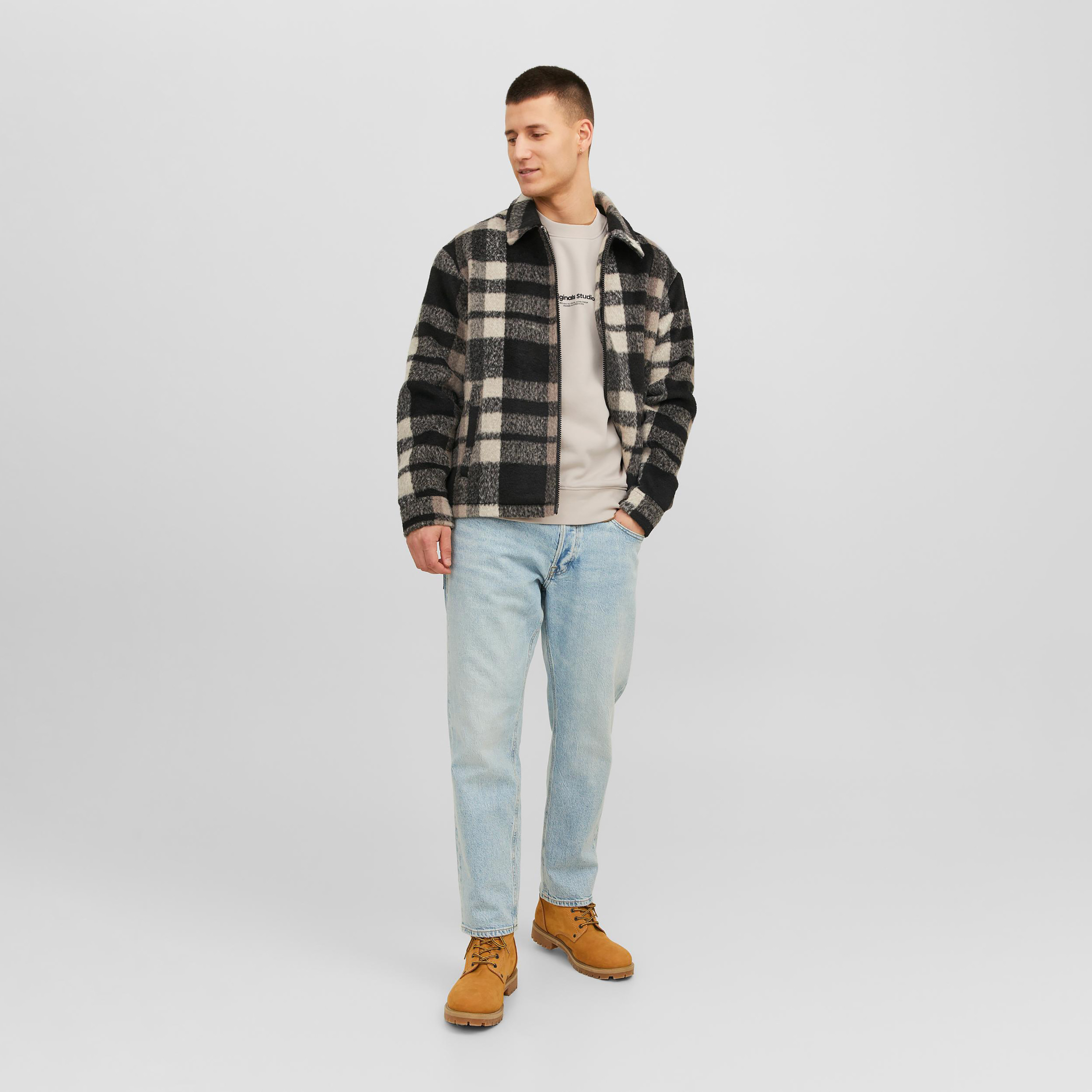  سويت شيرت من جاك آند جونز مع مطبوع بأكمام طويلة وياقة مستديرة-men-winterwear-hoodiesandsweatshirts-image-2