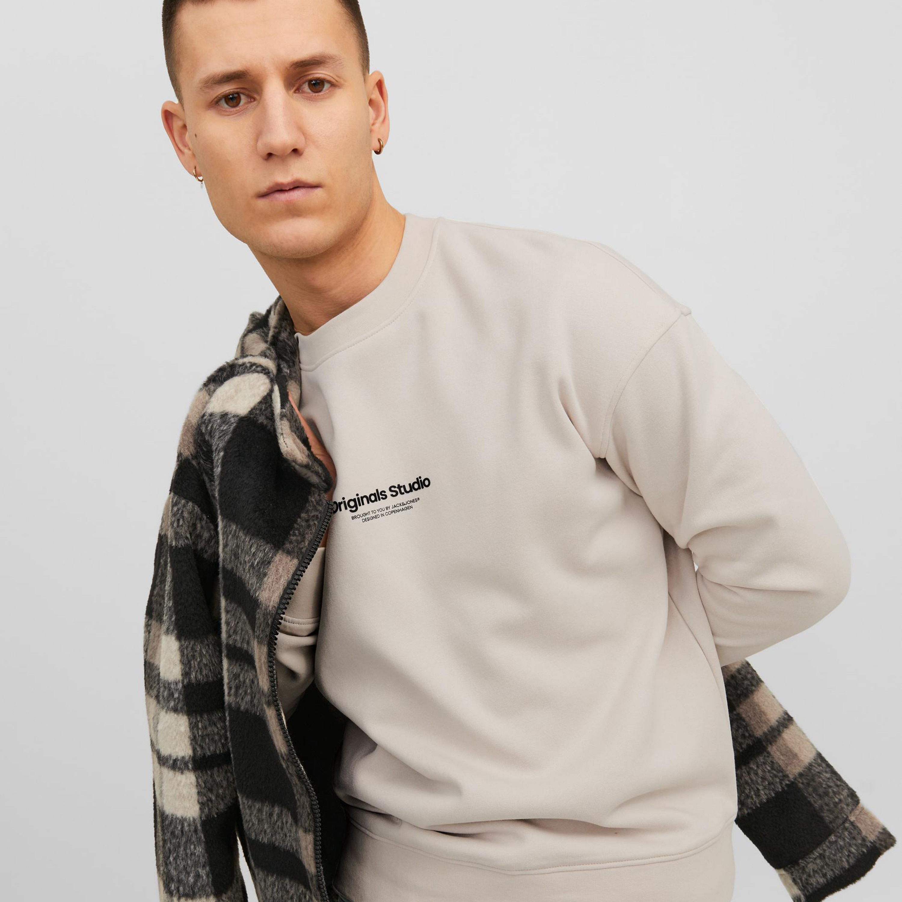  سويت شيرت من جاك آند جونز مع مطبوع بأكمام طويلة وياقة مستديرة-men-winterwear-hoodiesandsweatshirts-image-3