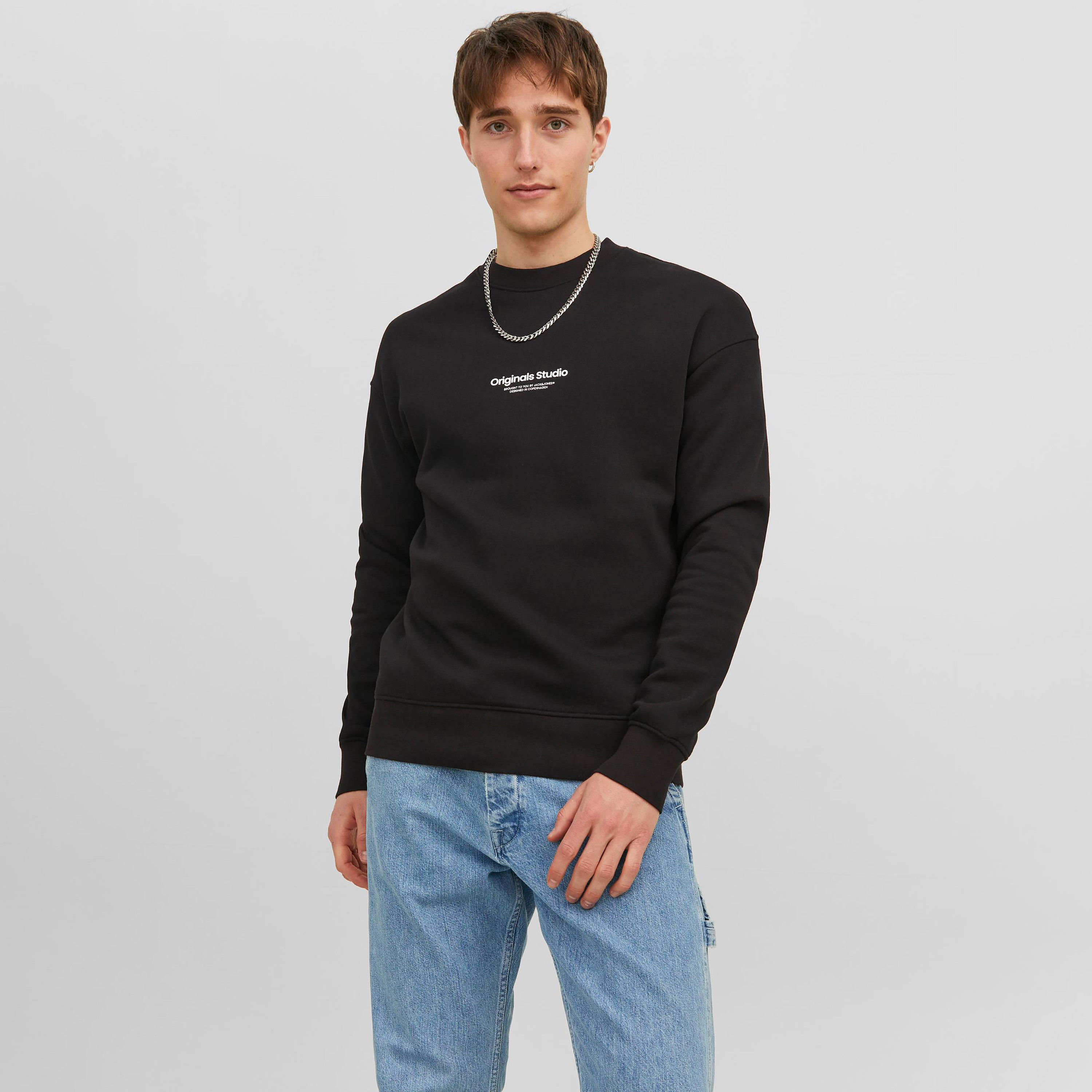  سويت شيرت من جاك آند جونز مع مطبوع بأكمام طويلة وياقة مستديرة-men-winterwear-hoodiesandsweatshirts-image-5