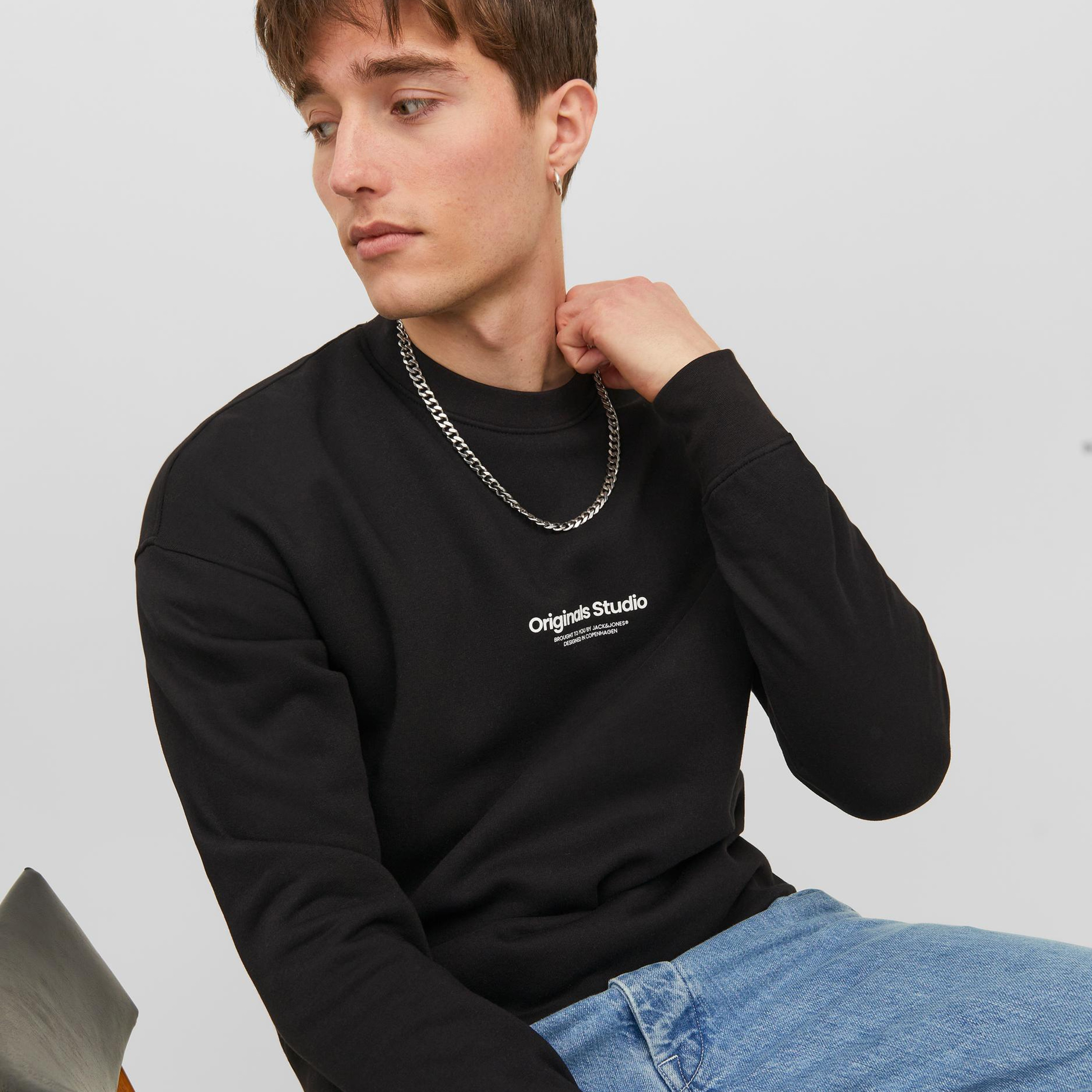  سويت شيرت من جاك آند جونز مع مطبوع بأكمام طويلة وياقة مستديرة-men-winterwear-hoodiesandsweatshirts-image-7