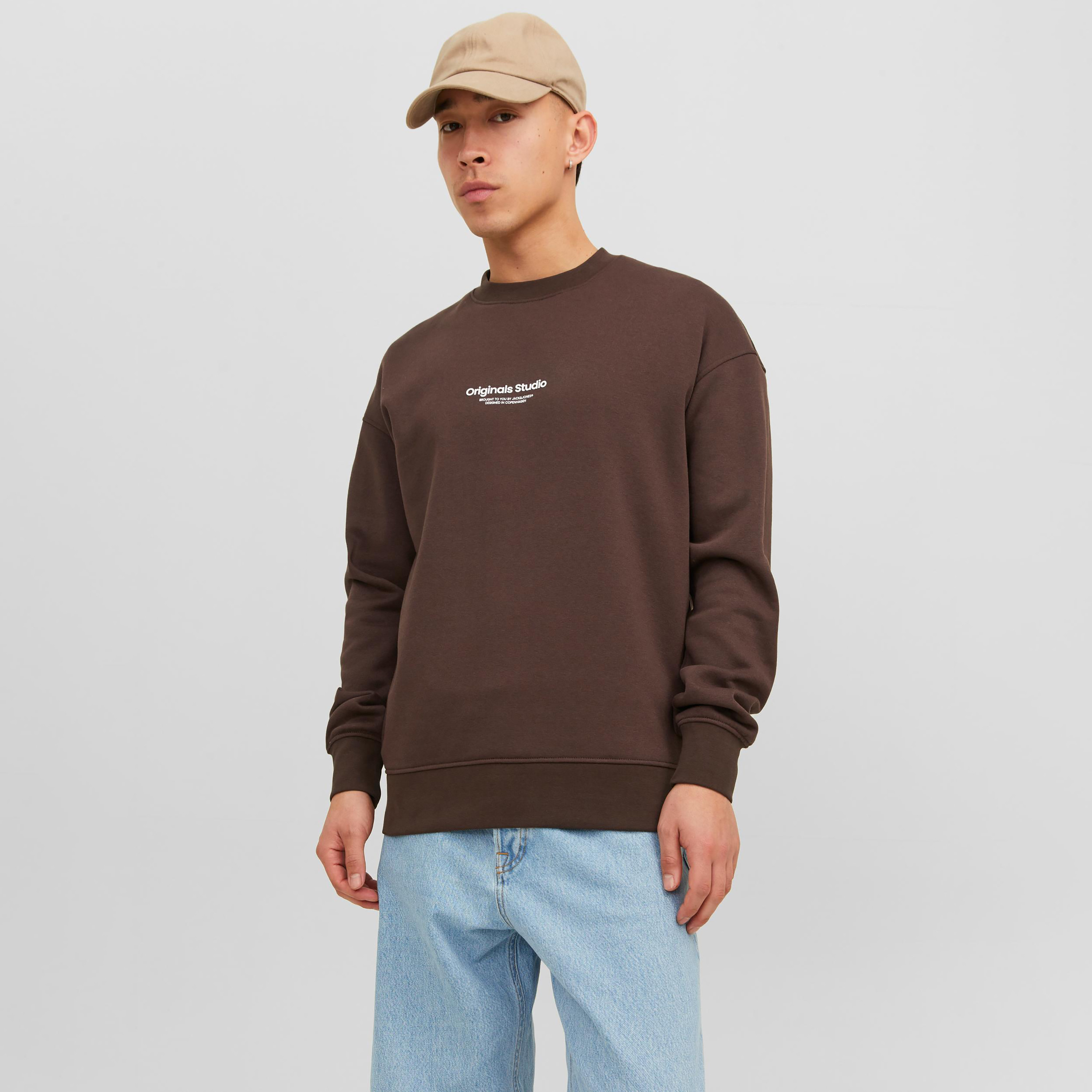  سويت شيرت من جاك آند جونز مع مطبوع بأكمام طويلة وياقة مستديرة-men-winterwear-hoodiesandsweatshirts-image-9