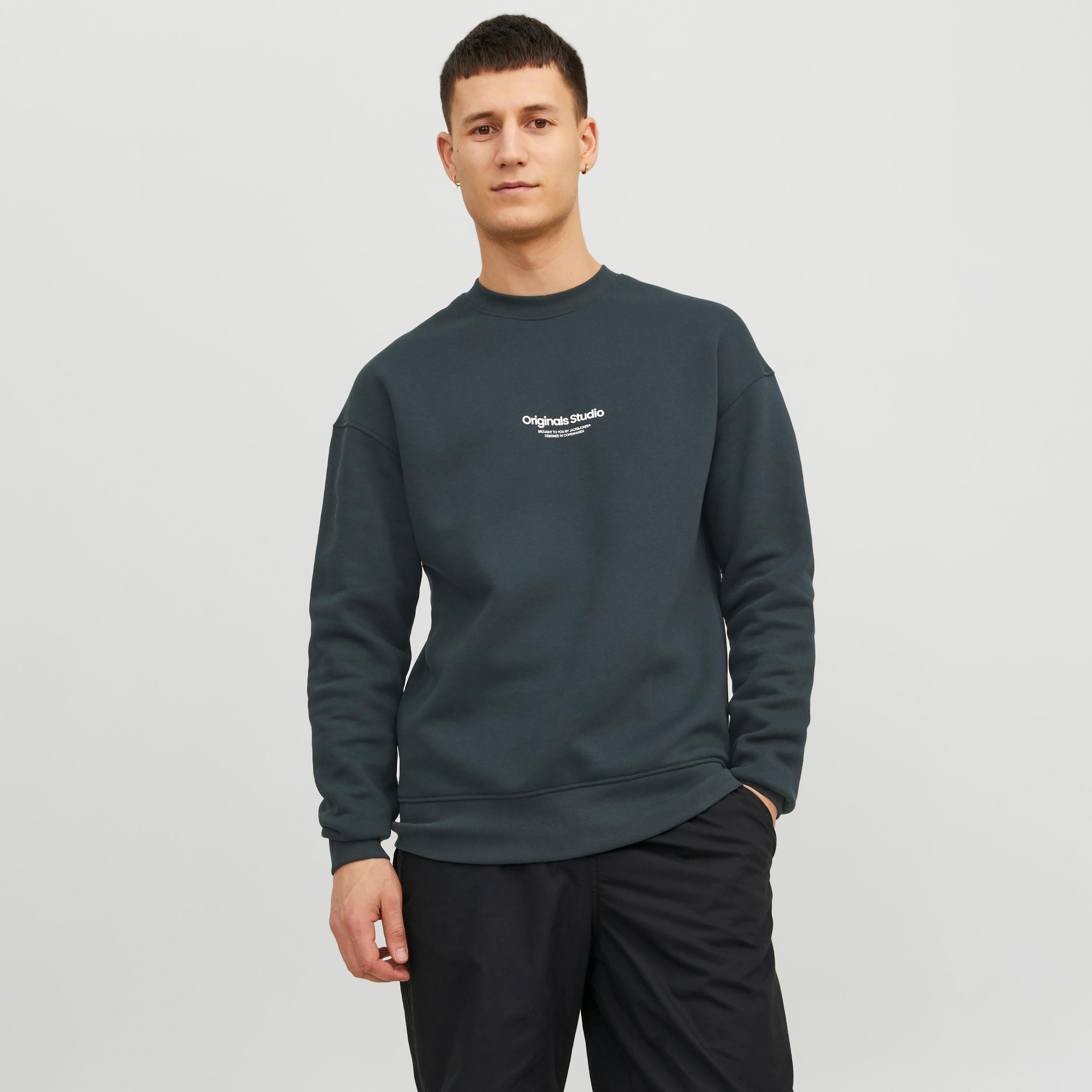  سويت شيرت من جاك آند جونز مع مطبوع بأكمام طويلة وياقة مستديرة-men-winterwear-hoodiesandsweatshirts-image-13