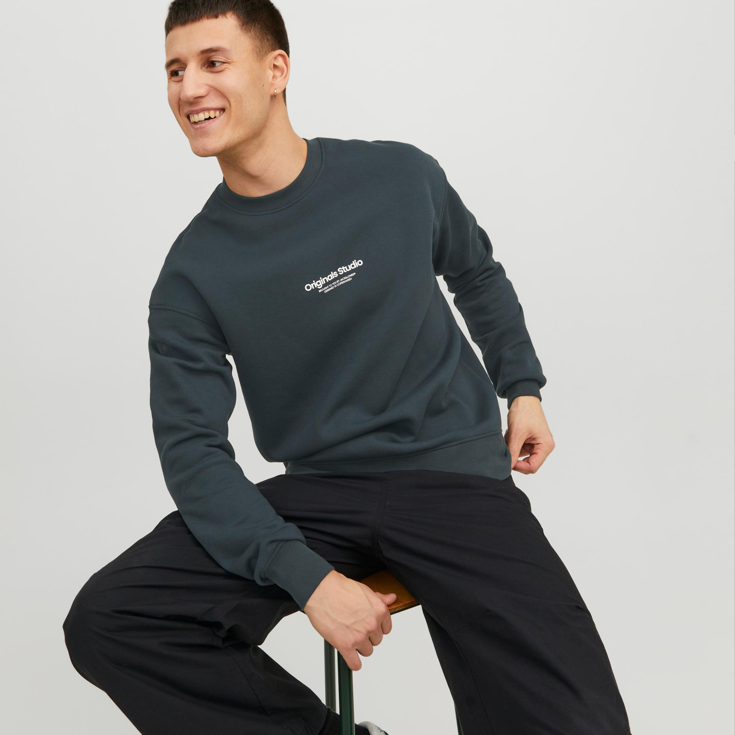  سويت شيرت من جاك آند جونز مع مطبوع بأكمام طويلة وياقة مستديرة-men-winterwear-hoodiesandsweatshirts-image-15