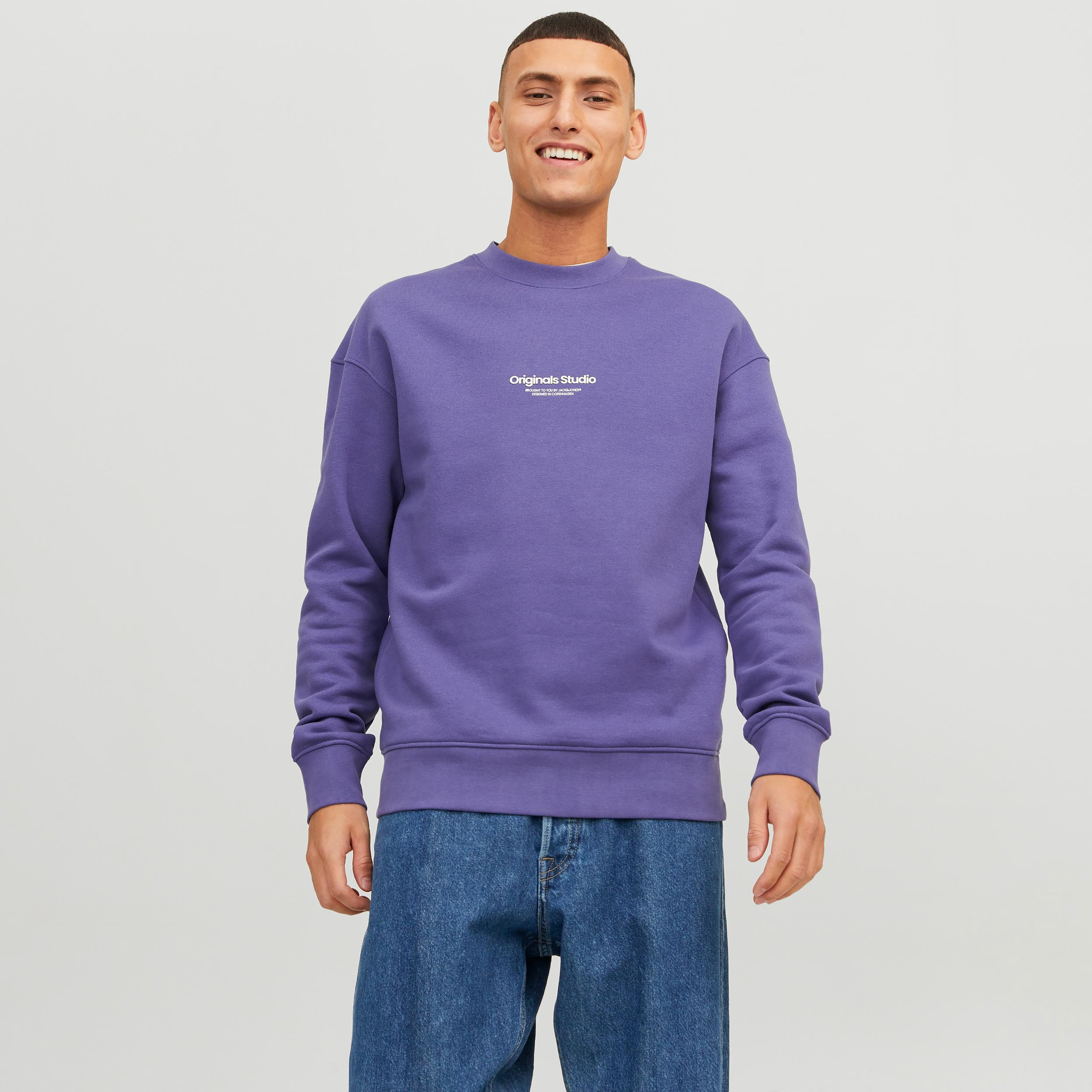  سويت شيرت من جاك آند جونز مع مطبوع بأكمام طويلة وياقة مستديرة-men-winterwear-hoodiesandsweatshirts-image-17