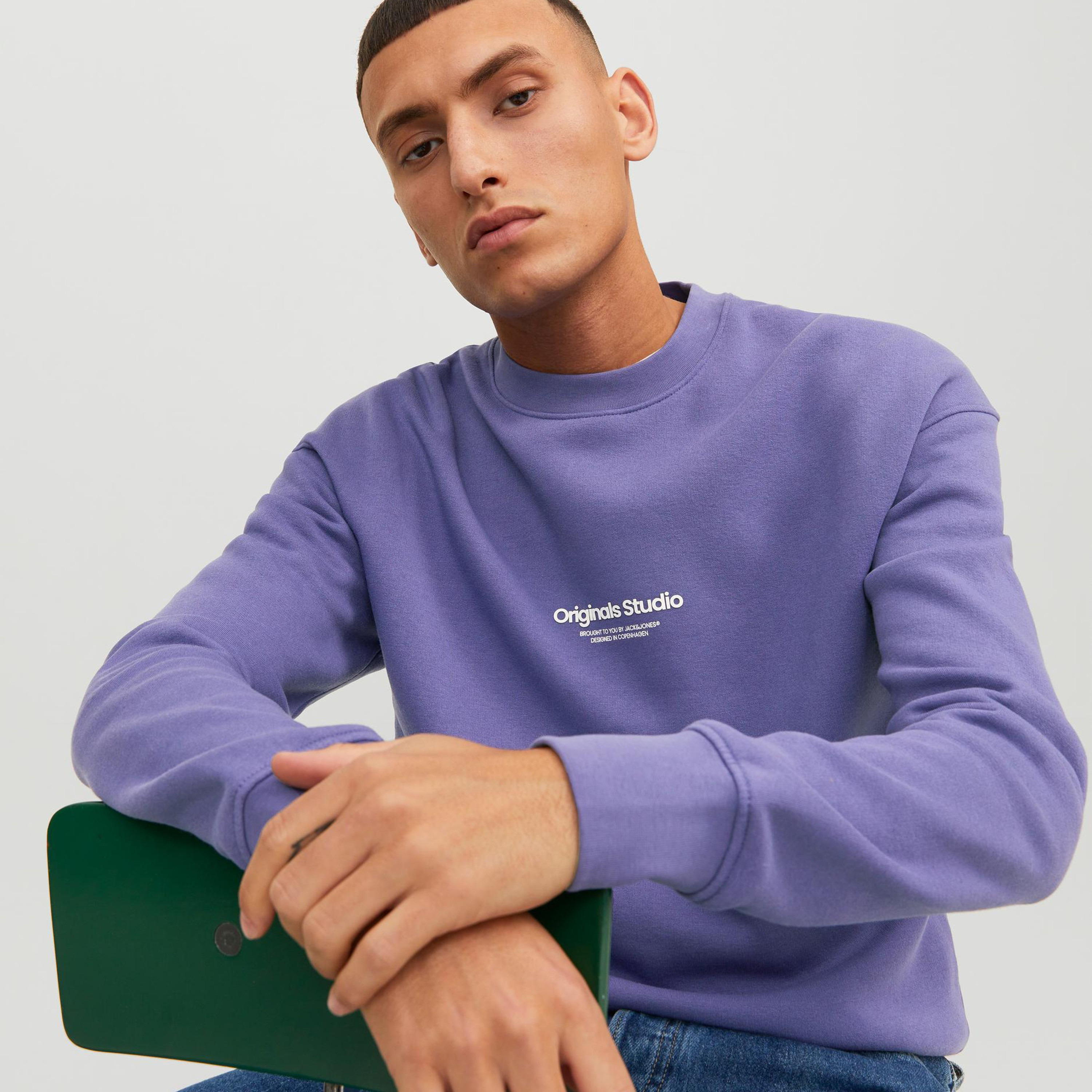  سويت شيرت من جاك آند جونز مع مطبوع بأكمام طويلة وياقة مستديرة-men-winterwear-hoodiesandsweatshirts-image-19