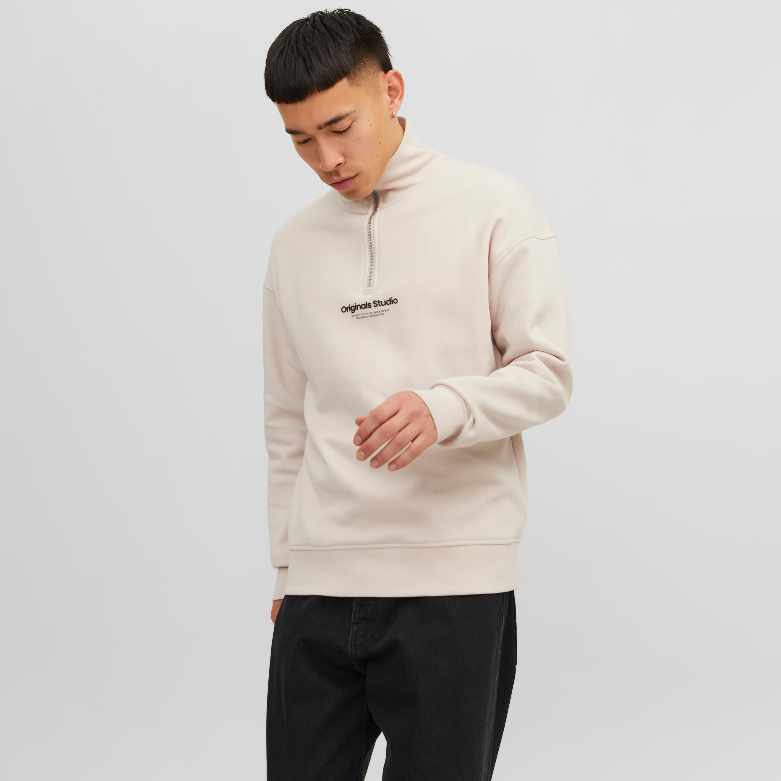 سويت شيرت من جاك آند جونز مع مطبوع بأكمام طويلة وياقة مرتفعة-men-winterwear-hoodiesandsweatshirts-image-1