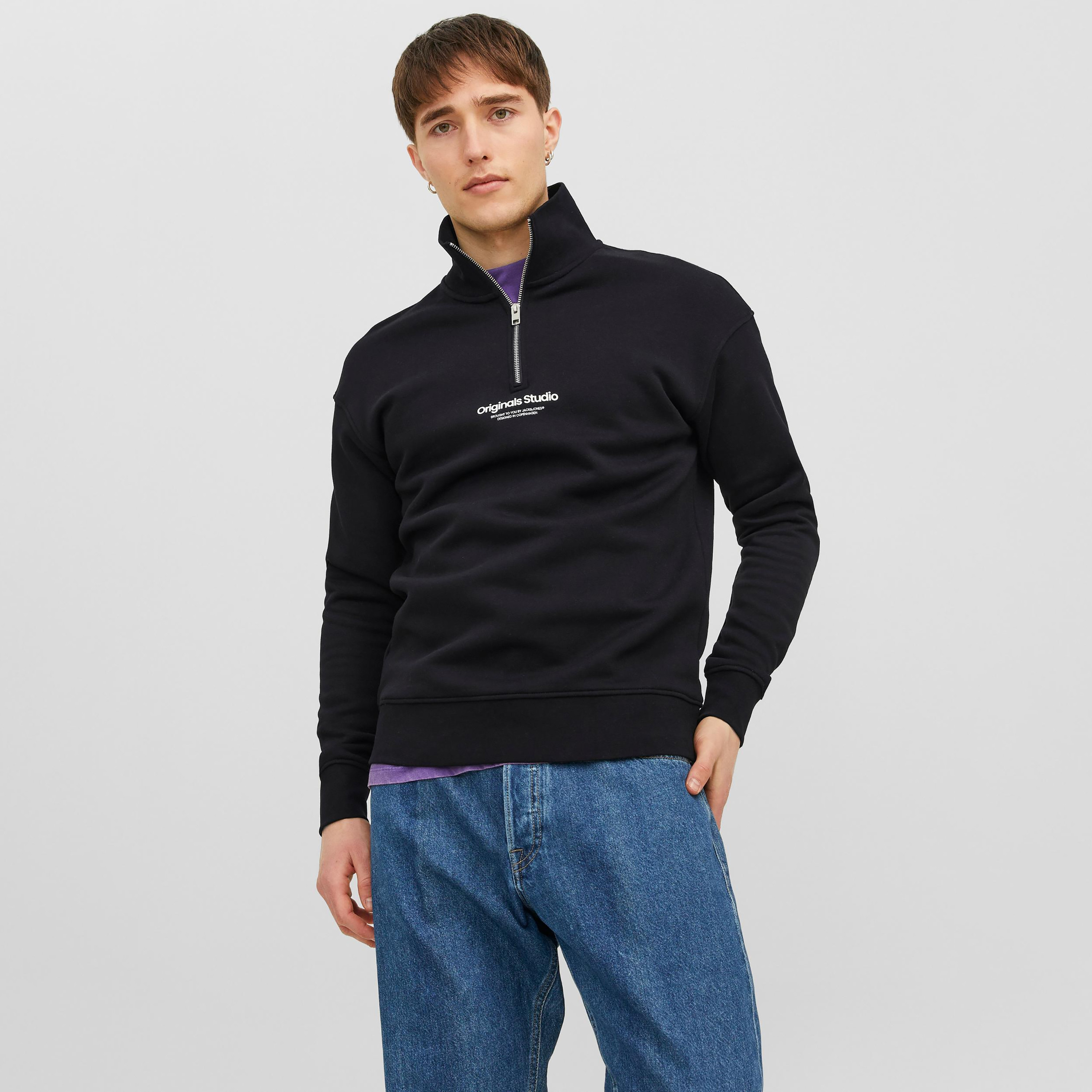  سويت شيرت من جاك آند جونز مع مطبوع بأكمام طويلة وياقة مرتفعة-men-winterwear-hoodiesandsweatshirts-image-5