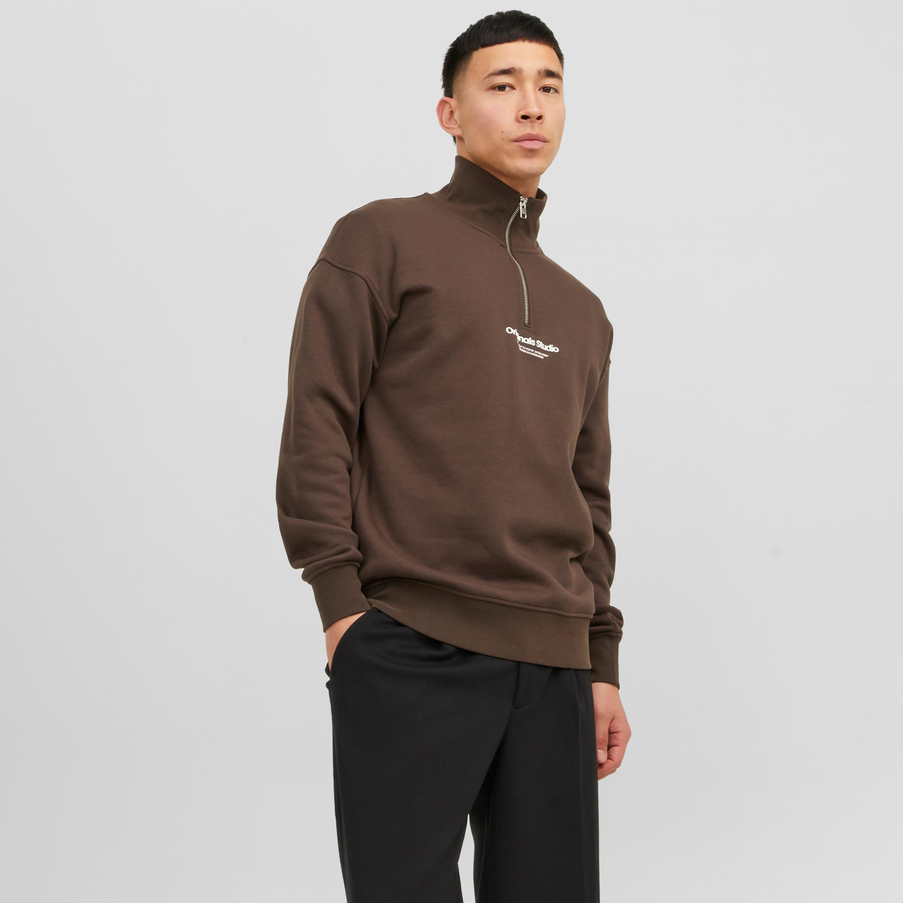  سويت شيرت من جاك آند جونز مع مطبوع بأكمام طويلة وياقة مرتفعة-men-winterwear-hoodiesandsweatshirts-image-9