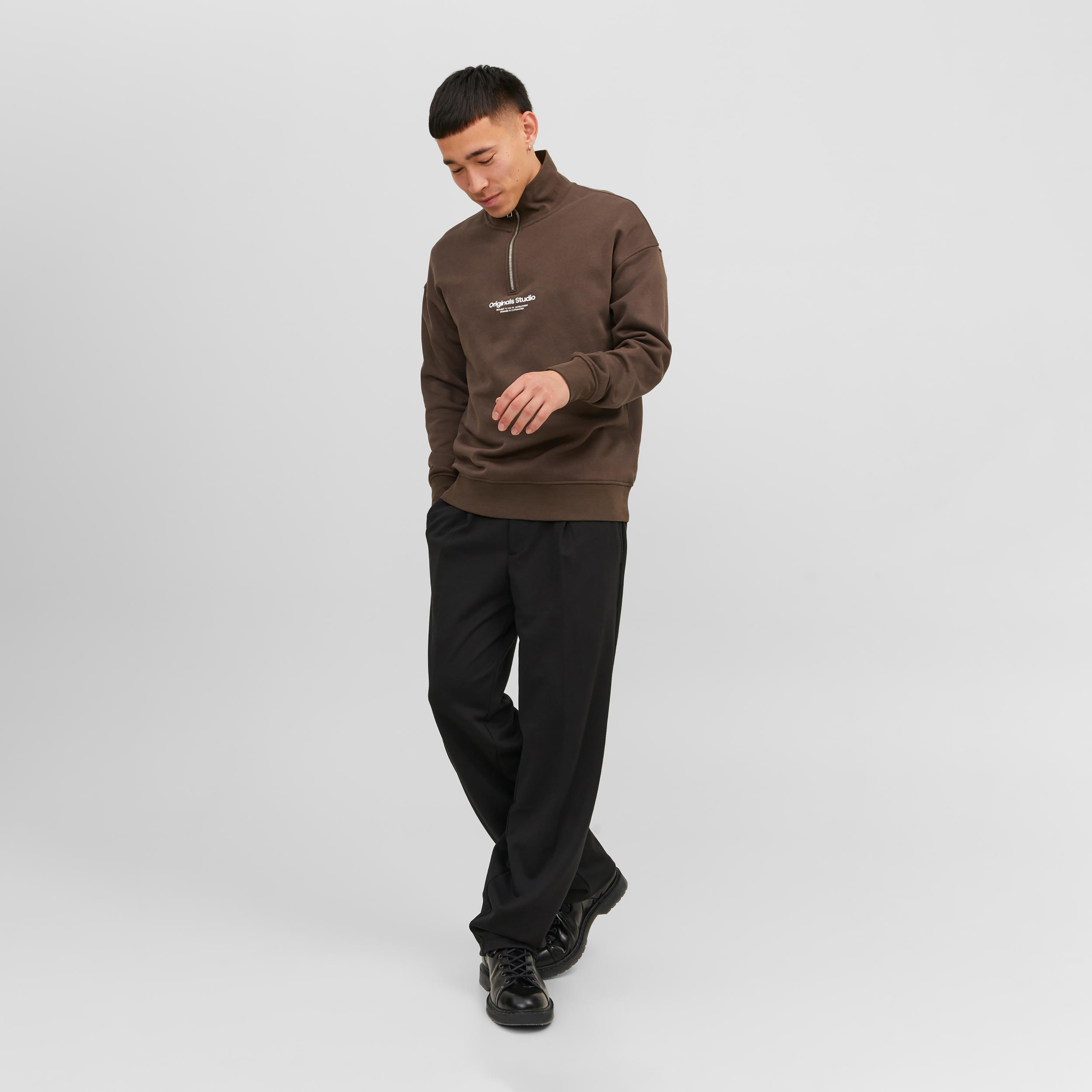  سويت شيرت من جاك آند جونز مع مطبوع بأكمام طويلة وياقة مرتفعة-men-winterwear-hoodiesandsweatshirts-image-10
