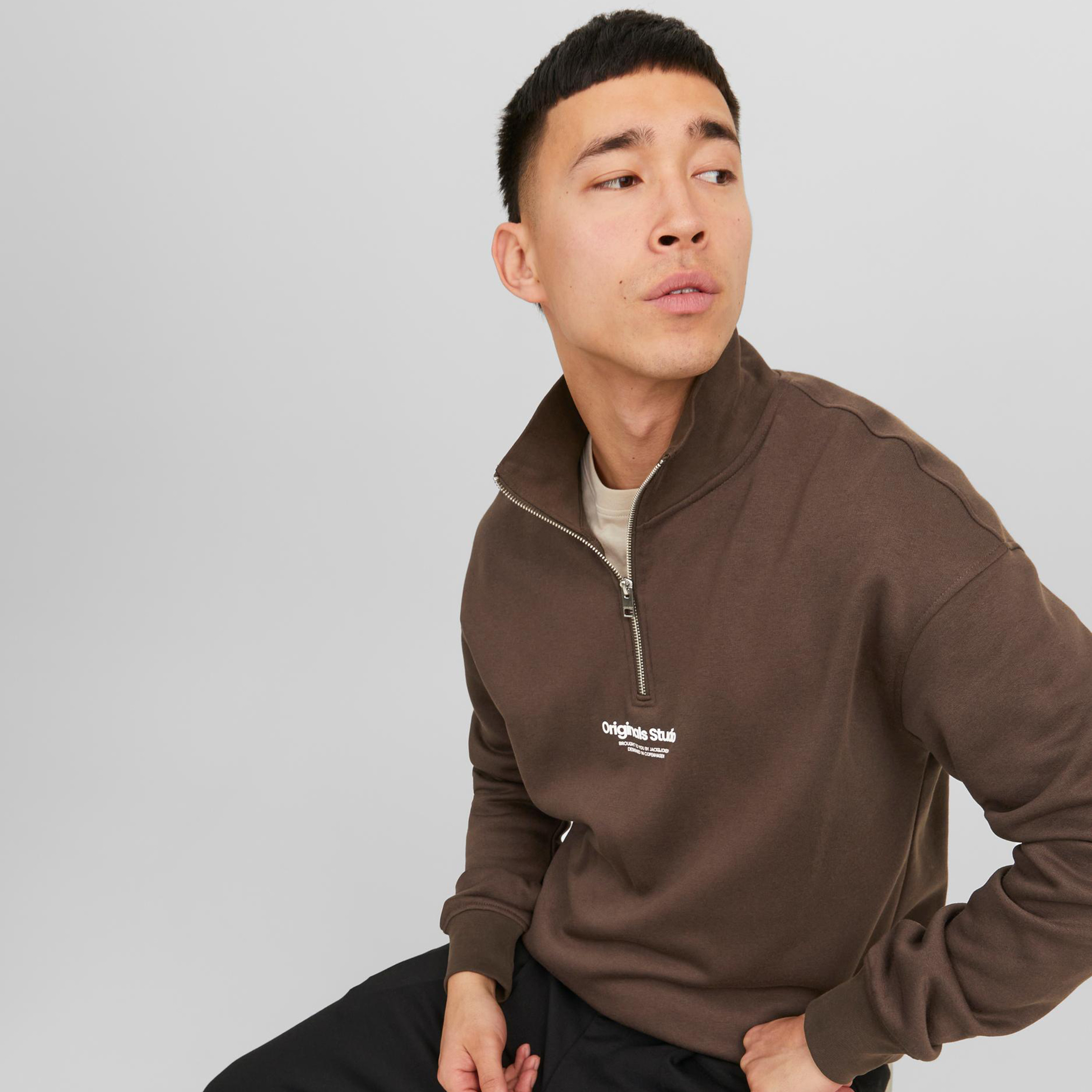  سويت شيرت من جاك آند جونز مع مطبوع بأكمام طويلة وياقة مرتفعة-men-winterwear-hoodiesandsweatshirts-image-11