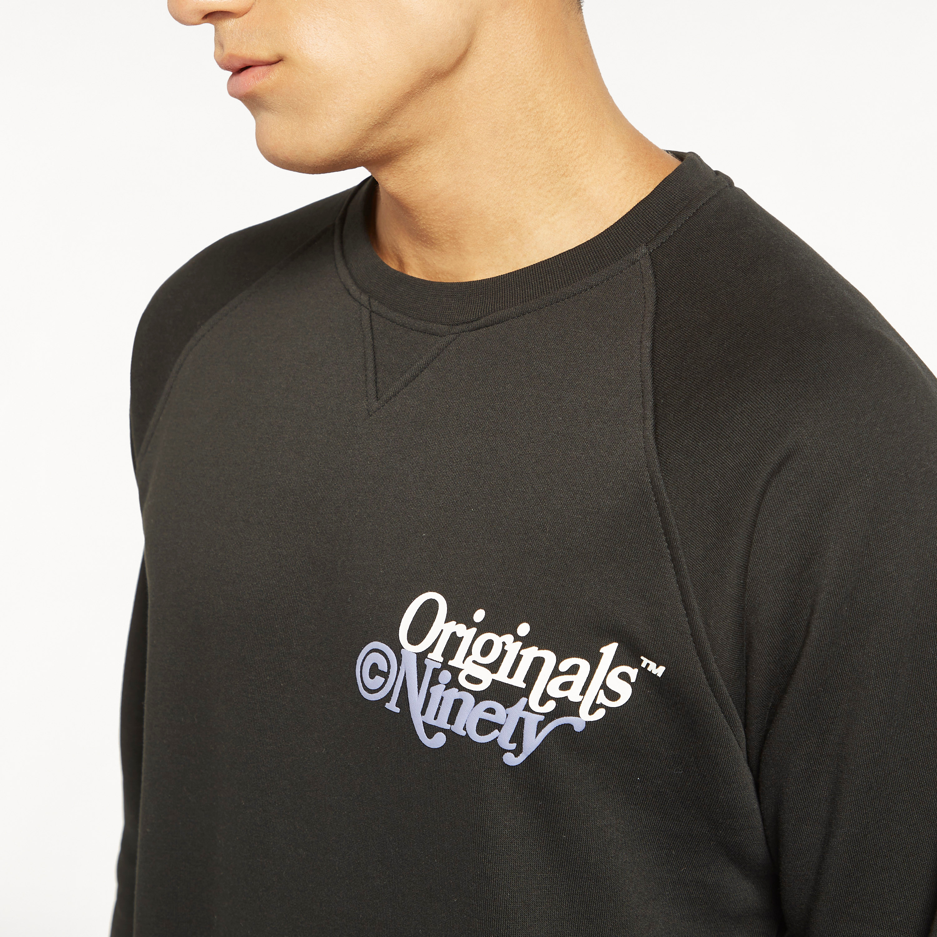  سويت شيرت من جاك آند جونز مع مطبوع بأكمام طويلة وياقة مستديرة-men-winterwear-hoodiesandsweatshirts-image-2
