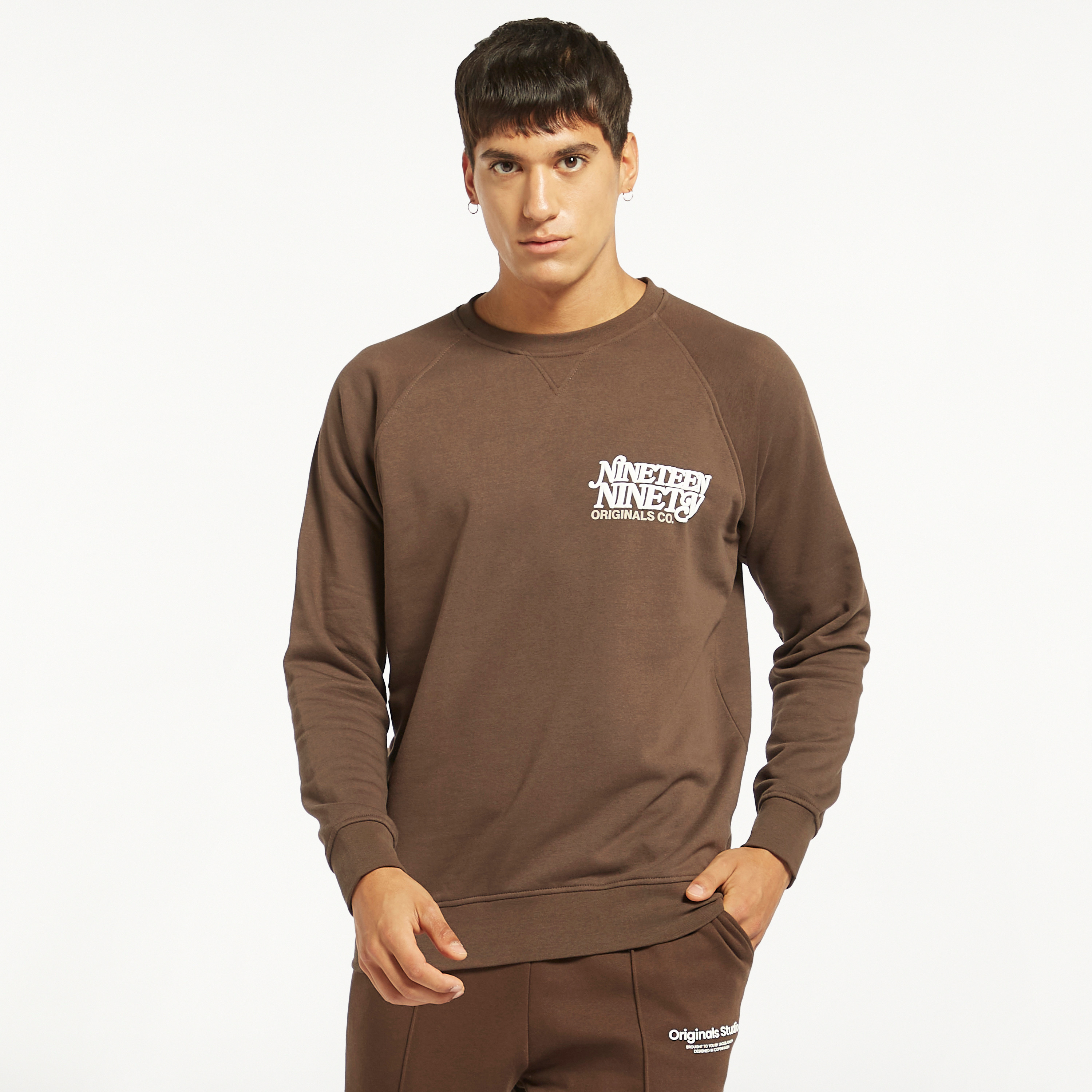  سويت شيرت من جاك آند جونز مع مطبوع بأكمام طويلة وياقة مستديرة-men-winterwear-hoodiesandsweatshirts-image-5