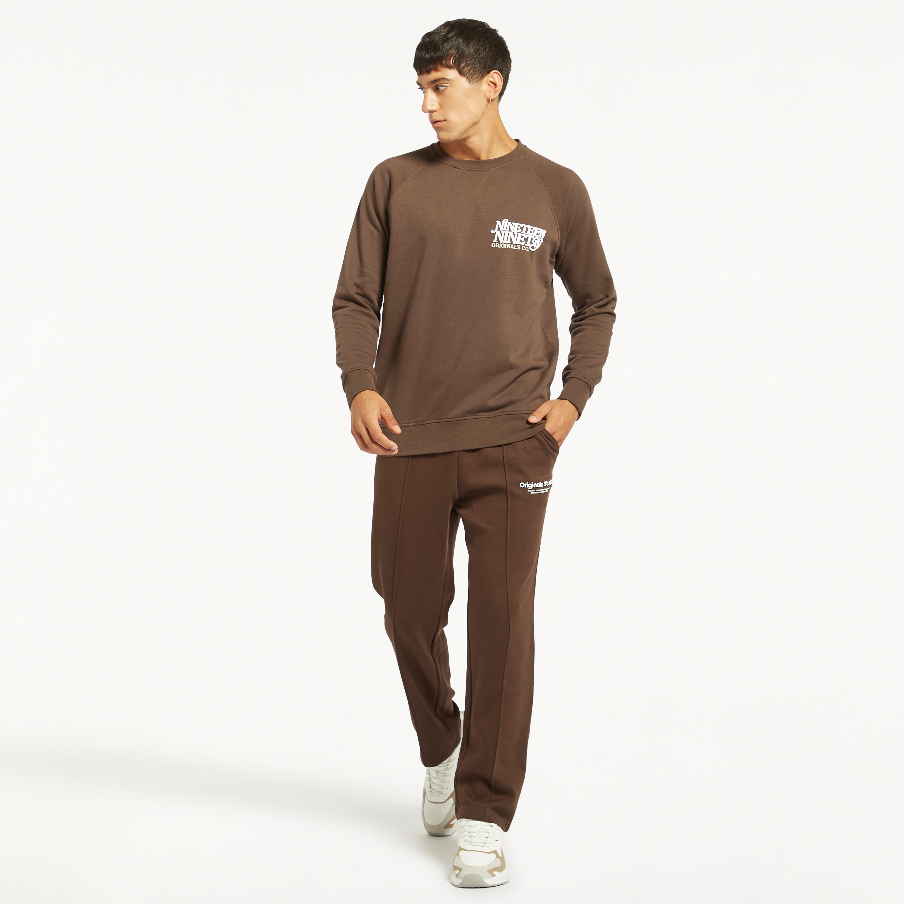  سويت شيرت من جاك آند جونز مع مطبوع بأكمام طويلة وياقة مستديرة-men-winterwear-hoodiesandsweatshirts-image-6