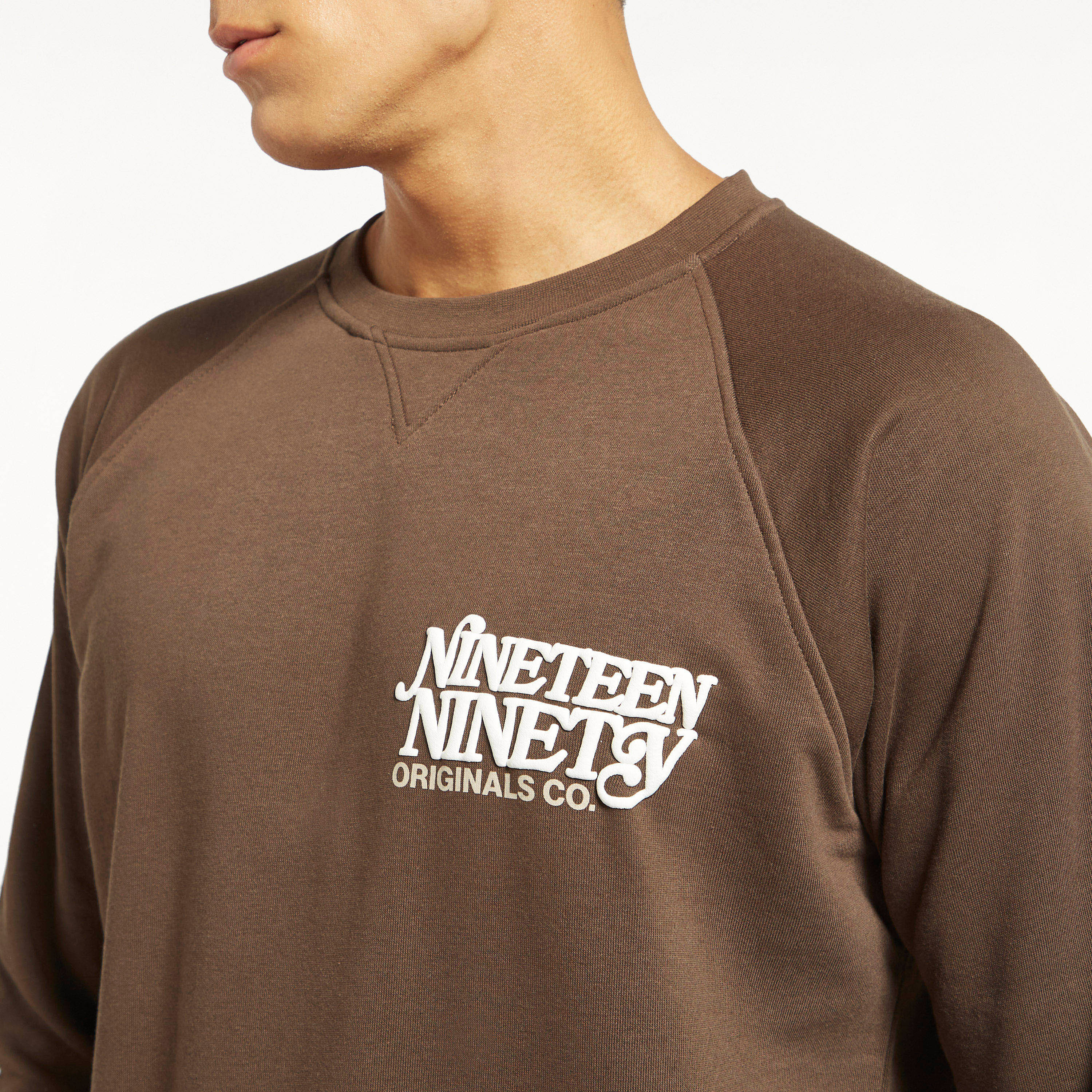  سويت شيرت من جاك آند جونز مع مطبوع بأكمام طويلة وياقة مستديرة-men-winterwear-hoodiesandsweatshirts-image-8