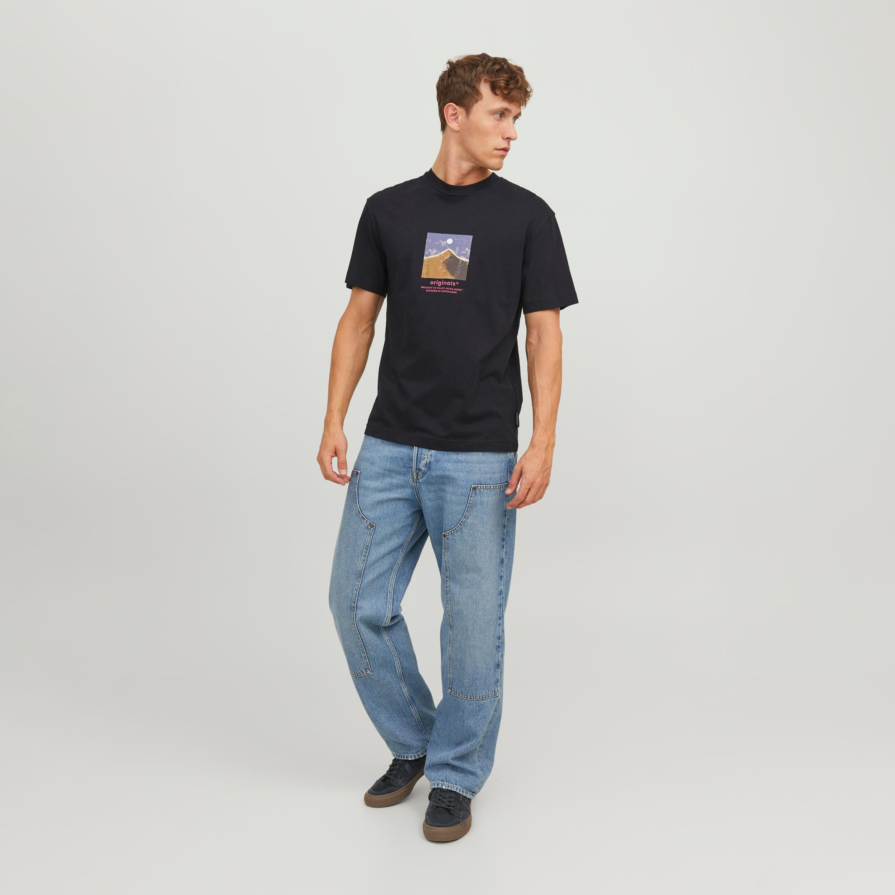 تي شيرت من جاك آند جونز مع جرافيك بأكمام قصيرة و ياقة مستديرة-men-clothing-tshirtsandpolos-tshirts-image-2