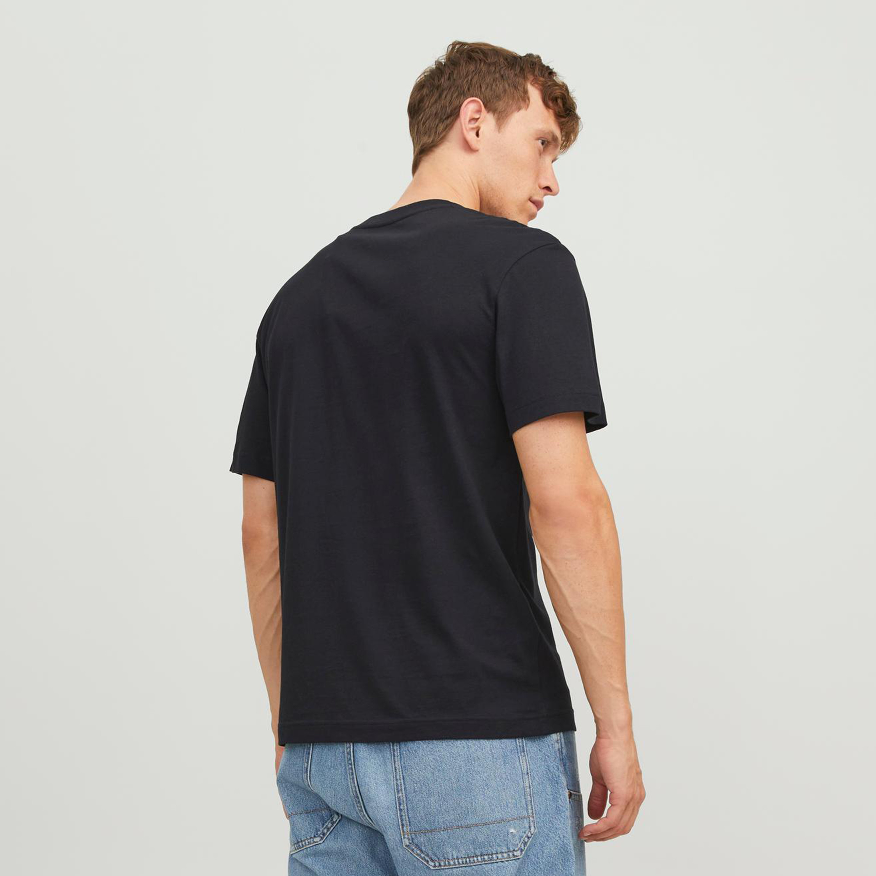 تي شيرت من جاك آند جونز مع جرافيك بأكمام قصيرة و ياقة مستديرة-men-clothing-tshirtsandpolos-tshirts-image-4