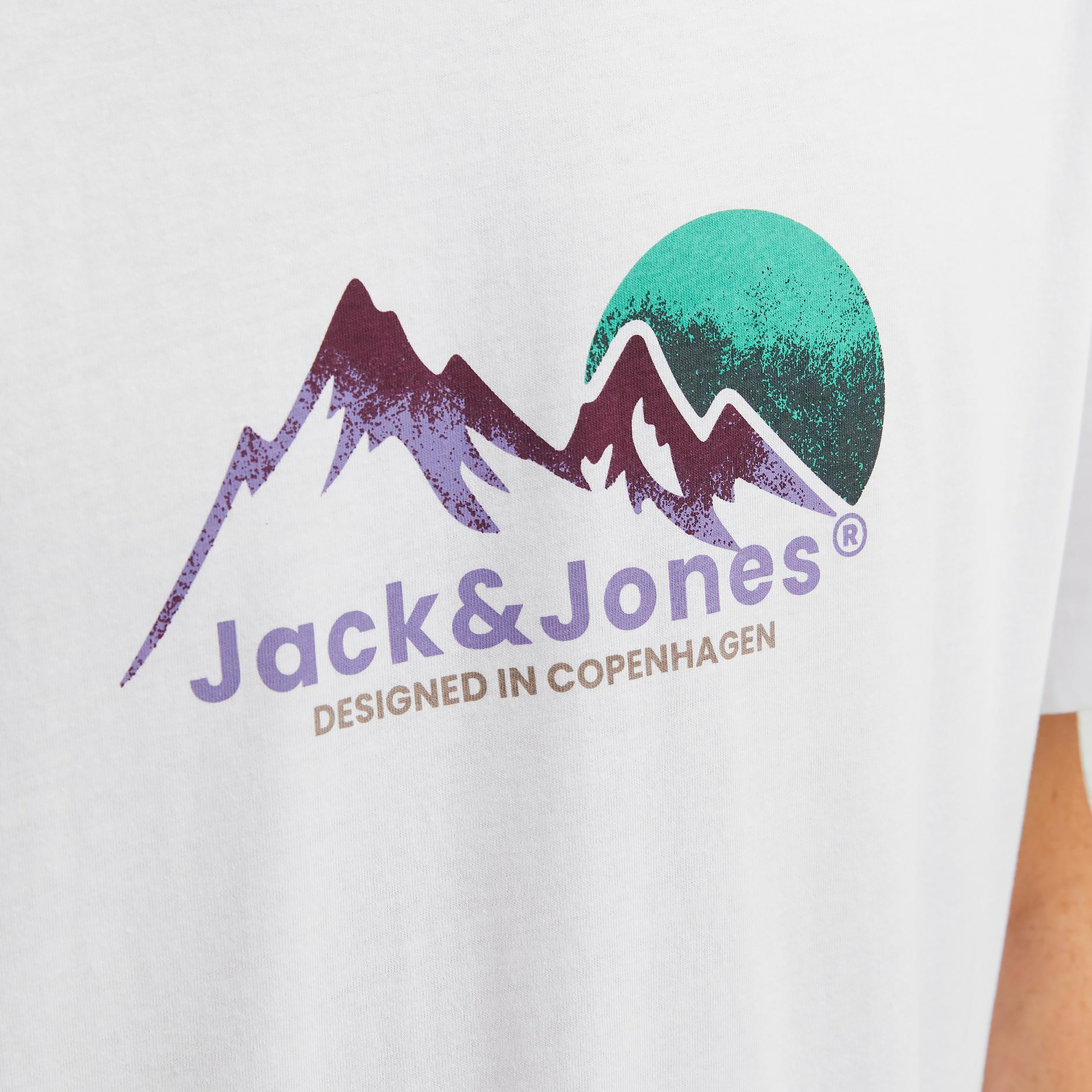 تي شيرت من جاك آند جونز مع جرافيك بأكمام قصيرة و ياقة مستديرة-men-clothing-tshirtsandpolos-tshirts-image-7