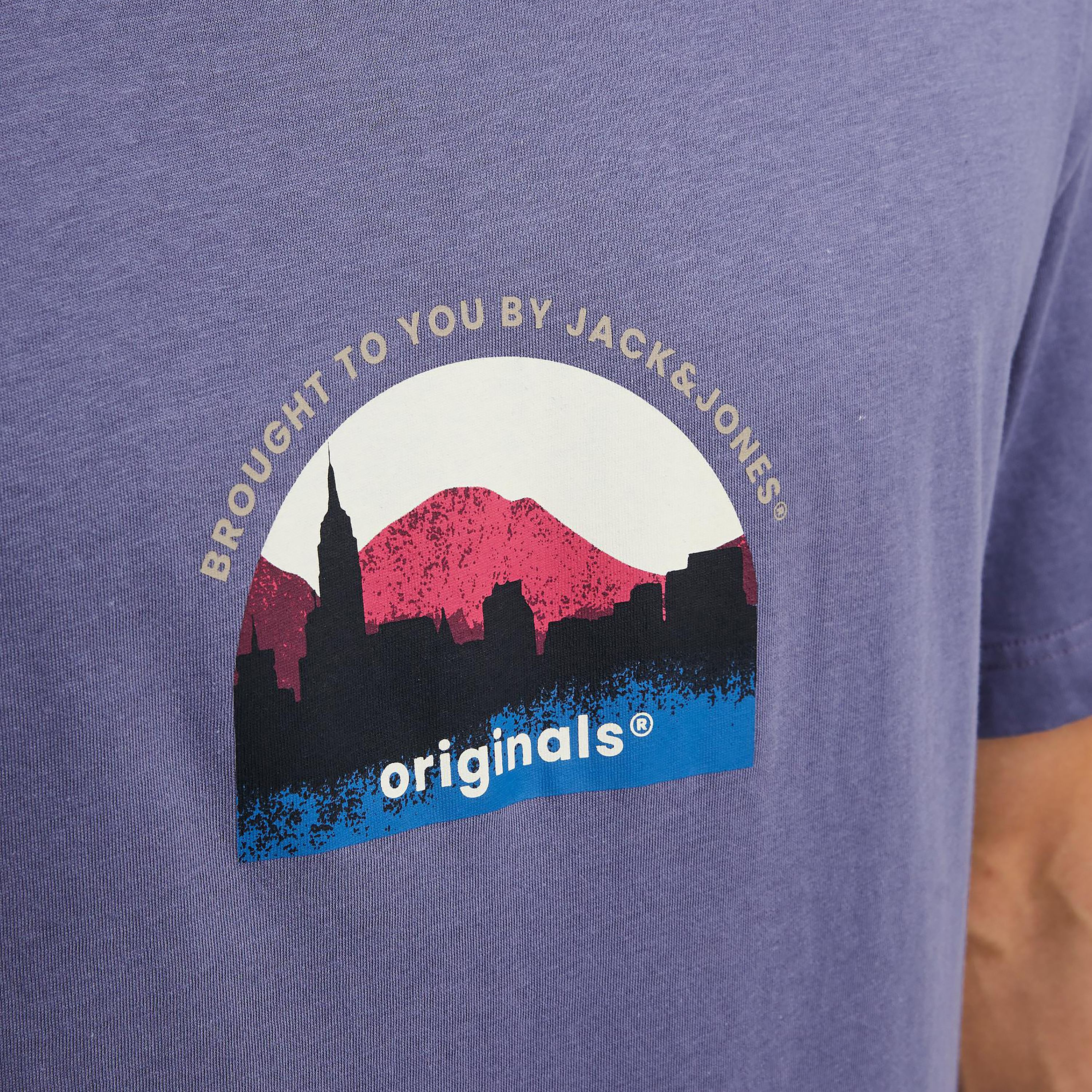 تي شيرت من جاك آند جونز مع جرافيك بأكمام قصيرة و ياقة مستديرة-men-clothing-tshirtsandpolos-tshirts-image-15